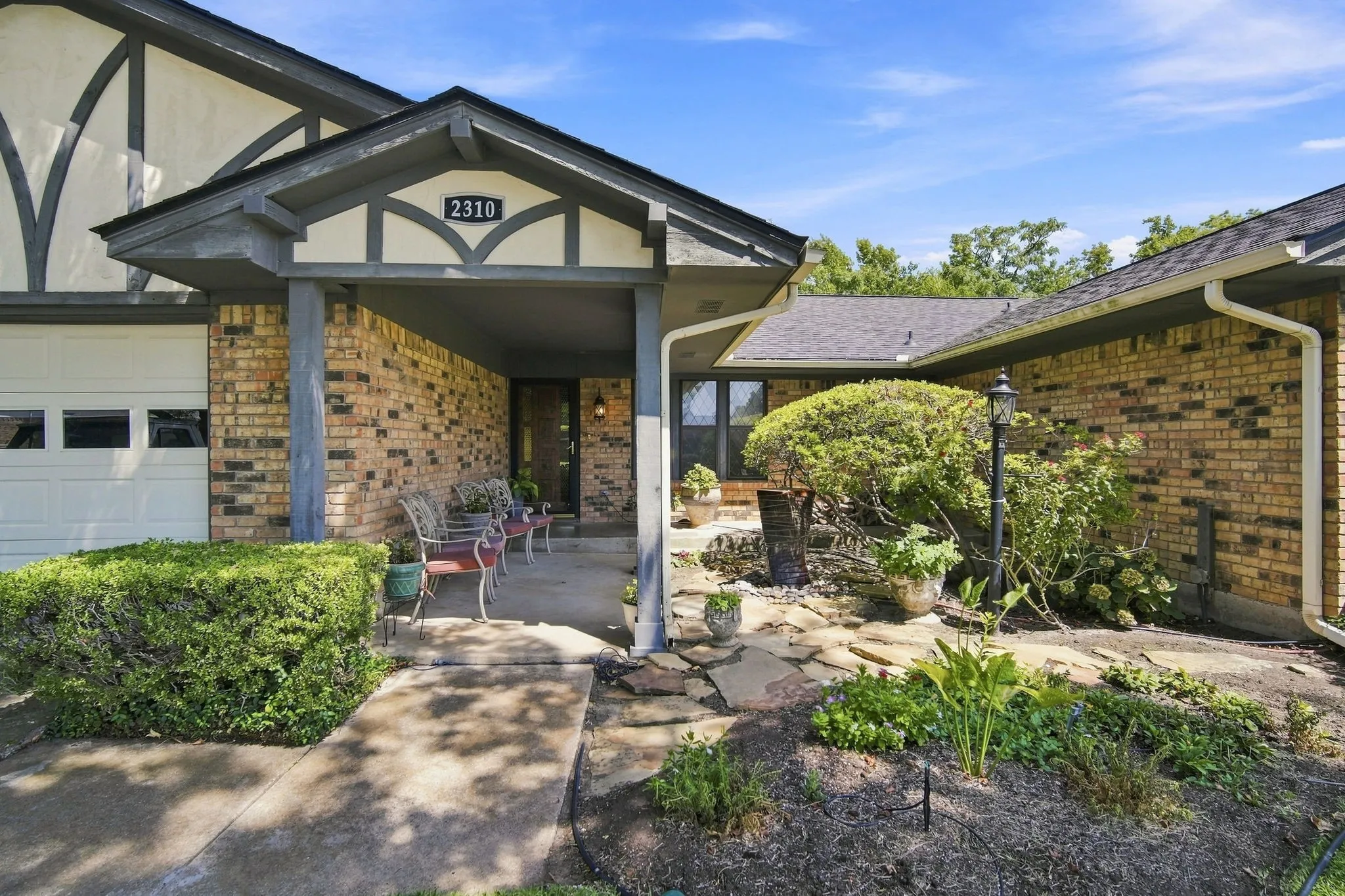 Single Family Residence For Sale in Ellis County , 2310 Louise Lane, Ennis, Texas 75119, 4 Bedroom, 3 Bathroom, 2 Garage spaces, 2,119 Sqft, built in 1976, mls#21361536, Real Estate Agent in Ennis, Homes For Sale in Ellis county, Homes For Sale in Ennis, Realtor in Ennis Texas, Real Estate Brokerage Independent Realty Texas, Luminita Cordes Realtor