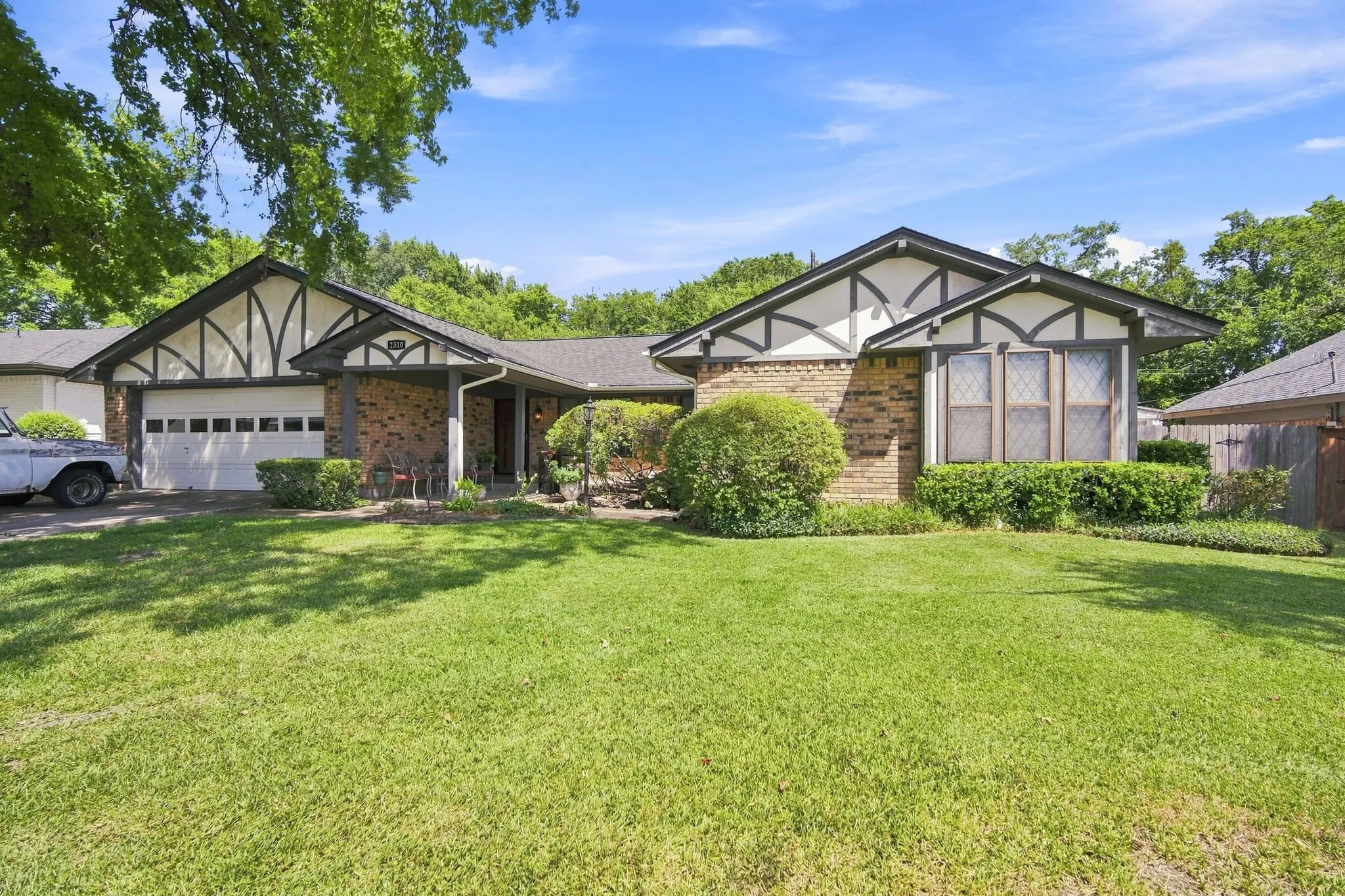 Single Family Residence For Sale in Ellis County , 2310 Louise Lane, Ennis, Texas 75119, 4 Bedroom, 3 Bathroom, 2 Garage spaces, 2,119 Sqft, built in 1976, mls#21361536, Real Estate Agent in Ennis, Homes For Sale in Ellis county, Homes For Sale in Ennis, Realtor in Ennis Texas, Real Estate Brokerage Independent Realty Texas, Luminita Cordes Realtor