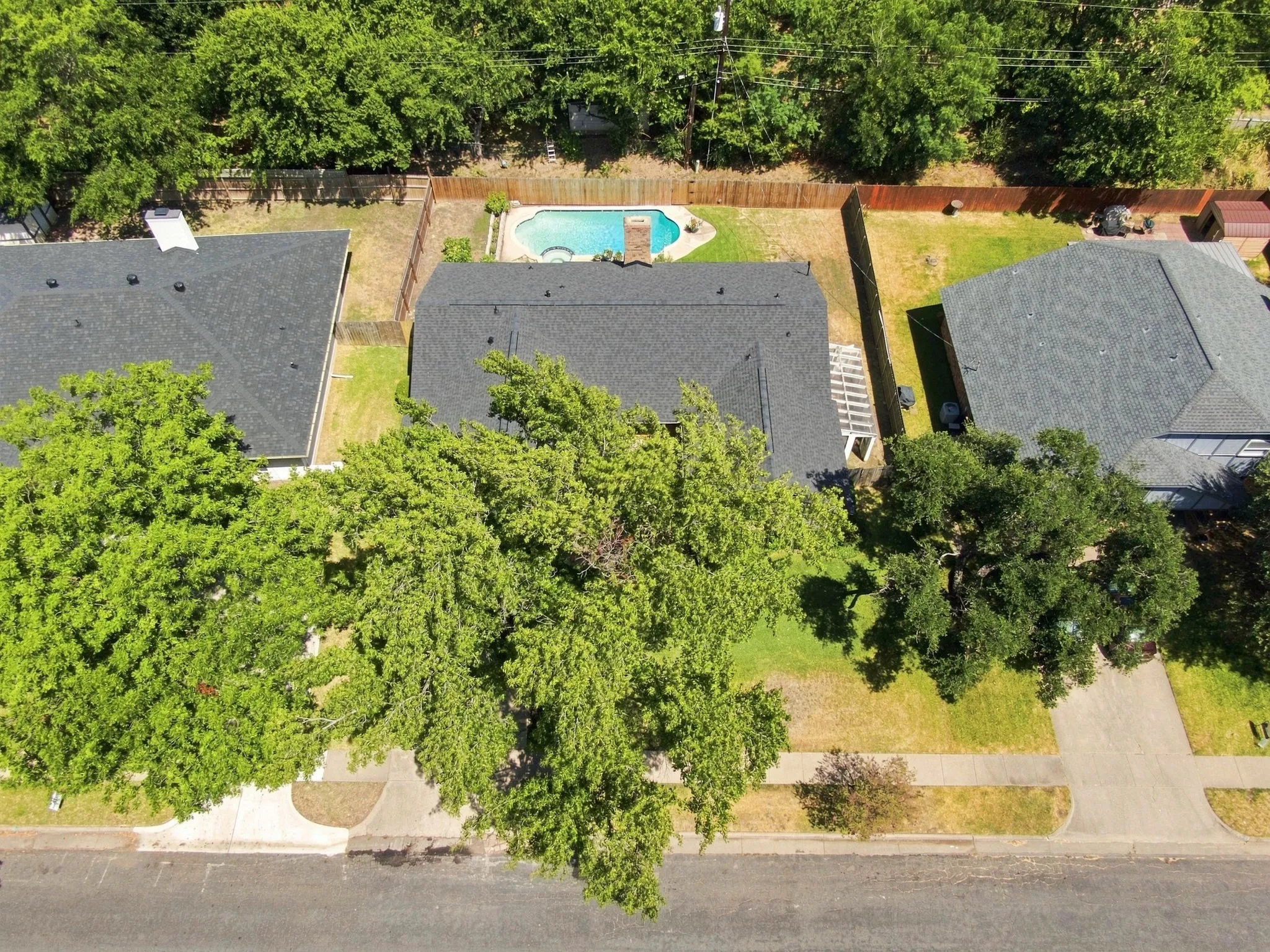 Single Family Residence For Sale in Ellis County , 2310 Louise Lane, Ennis, Texas 75119, 4 Bedroom, 3 Bathroom, 2 Garage spaces, 2,119 Sqft, built in 1976, mls#21361536, Real Estate Agent in Ennis, Homes For Sale in Ellis county, Homes For Sale in Ennis, Realtor in Ennis Texas, Real Estate Brokerage Independent Realty Texas, Luminita Cordes Realtor