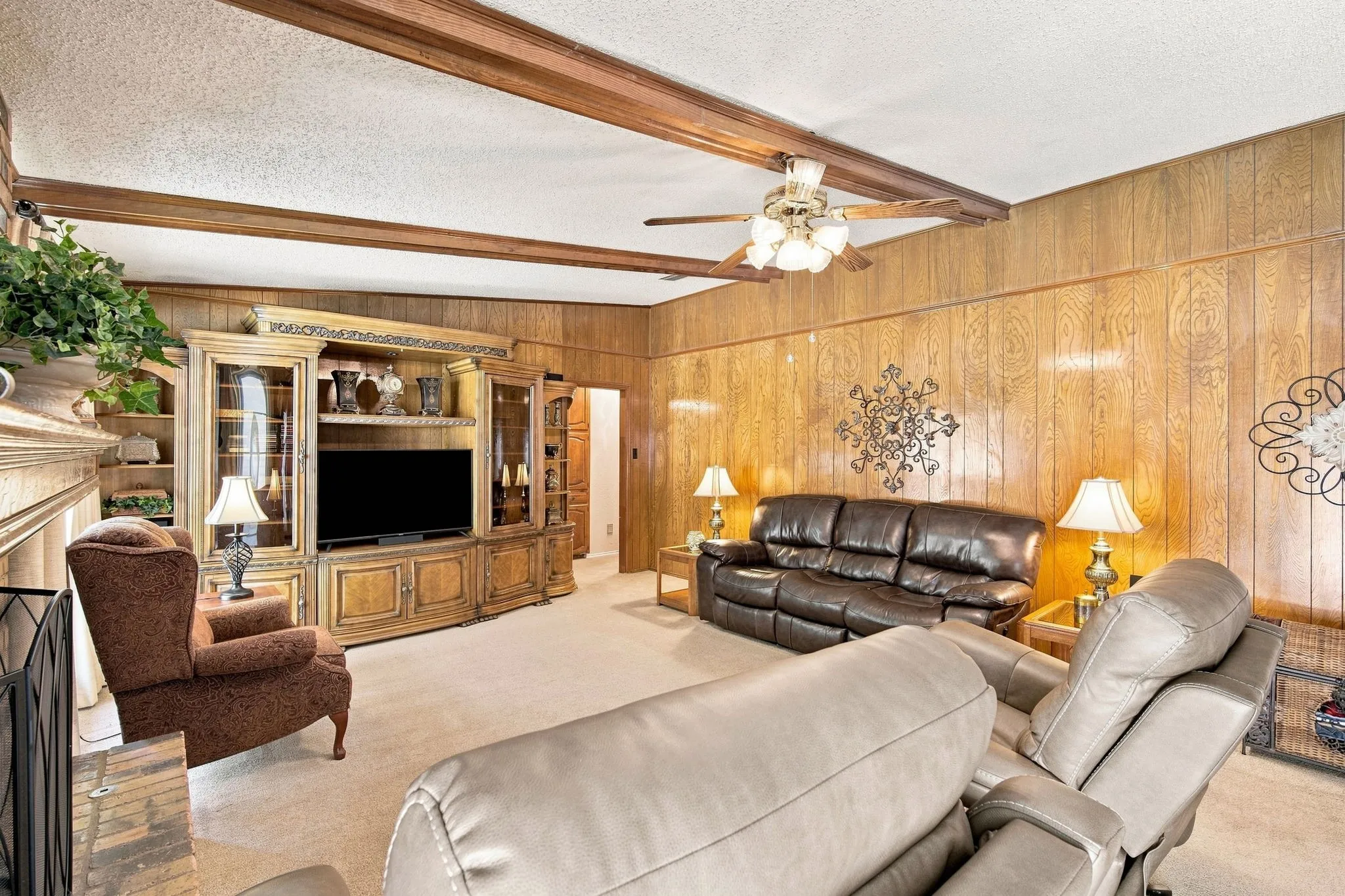 Single Family Residence For Sale in Ellis County , 2310 Louise Lane, Ennis, Texas 75119, 4 Bedroom, 3 Bathroom, 2 Garage spaces, 2,119 Sqft, built in 1976, mls#21361536, Real Estate Agent in Ennis, Homes For Sale in Ellis county, Homes For Sale in Ennis, Realtor in Ennis Texas, Real Estate Brokerage Independent Realty Texas, Luminita Cordes Realtor