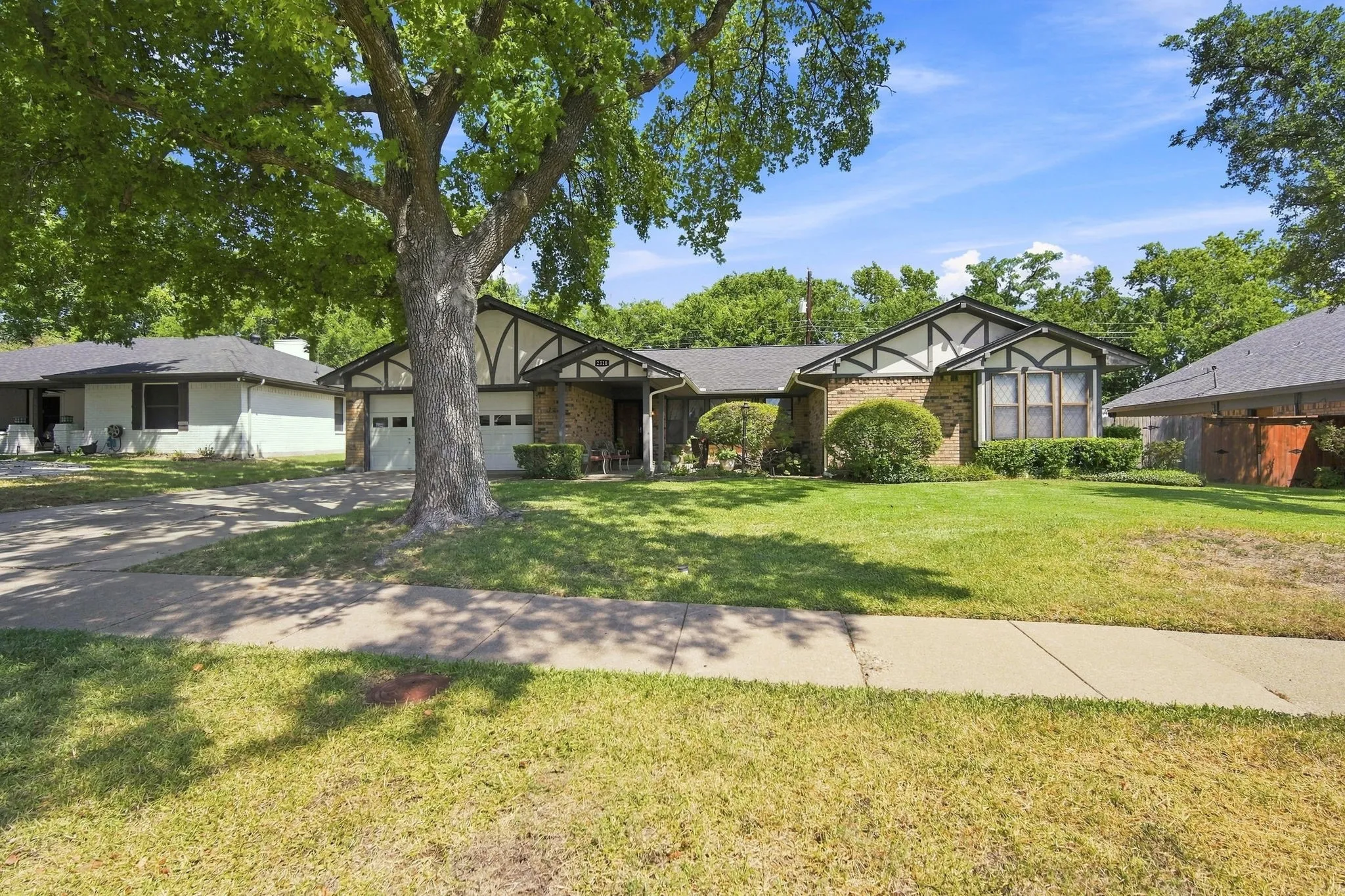 Single Family Residence For Sale in Ellis County , 2310 Louise Lane, Ennis, Texas 75119, 4 Bedroom, 3 Bathroom, 2 Garage spaces, 2,119 Sqft, built in 1976, mls#21361536, Real Estate Agent in Ennis, Homes For Sale in Ellis county, Homes For Sale in Ennis, Realtor in Ennis Texas, Real Estate Brokerage Independent Realty Texas, Luminita Cordes Realtor