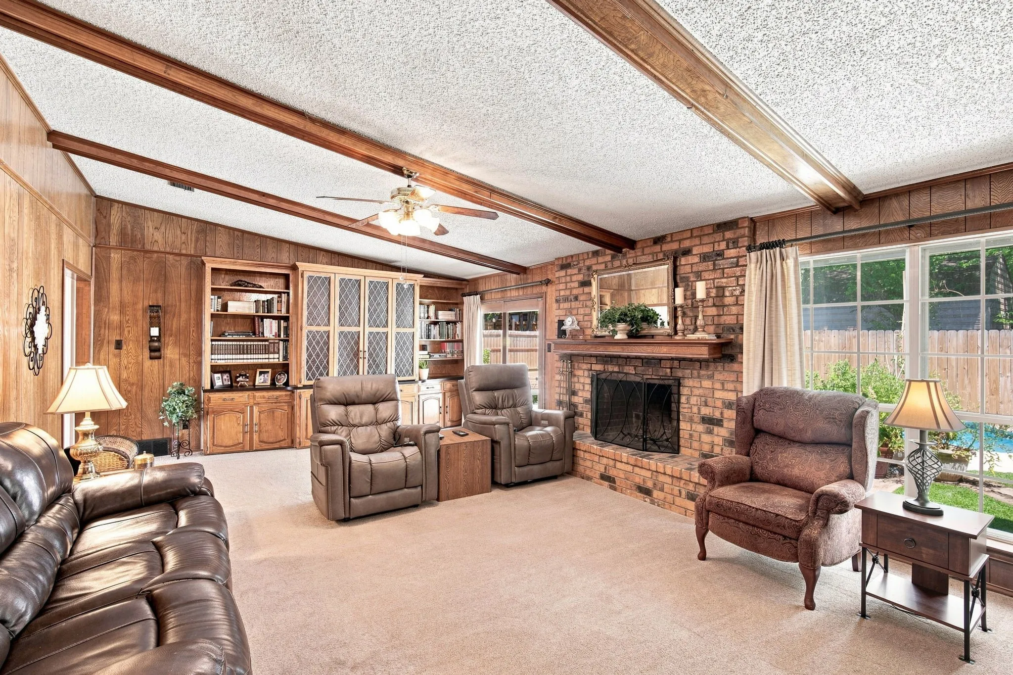 Single Family Residence For Sale in Ellis County , 2310 Louise Lane, Ennis, Texas 75119, 4 Bedroom, 3 Bathroom, 2 Garage spaces, 2,119 Sqft, built in 1976, mls#21361536, Real Estate Agent in Ennis, Homes For Sale in Ellis county, Homes For Sale in Ennis, Realtor in Ennis Texas, Real Estate Brokerage Independent Realty Texas, Luminita Cordes Realtor