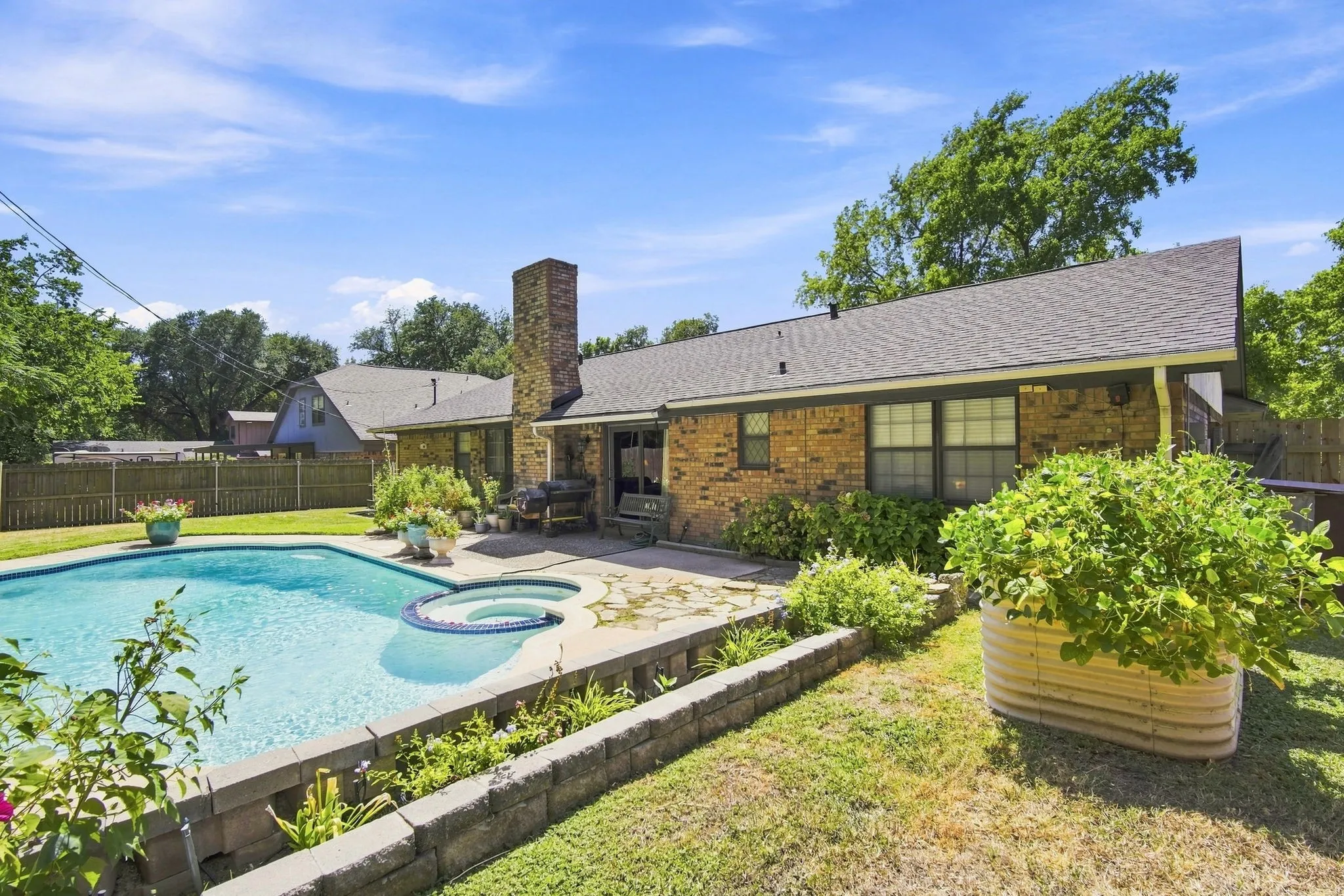Single Family Residence For Sale in Ellis County , 2310 Louise Lane, Ennis, Texas 75119, 4 Bedroom, 3 Bathroom, 2 Garage spaces, 2,119 Sqft, built in 1976, mls#21361536, Real Estate Agent in Ennis, Homes For Sale in Ellis county, Homes For Sale in Ennis, Realtor in Ennis Texas, Real Estate Brokerage Independent Realty Texas, Luminita Cordes Realtor