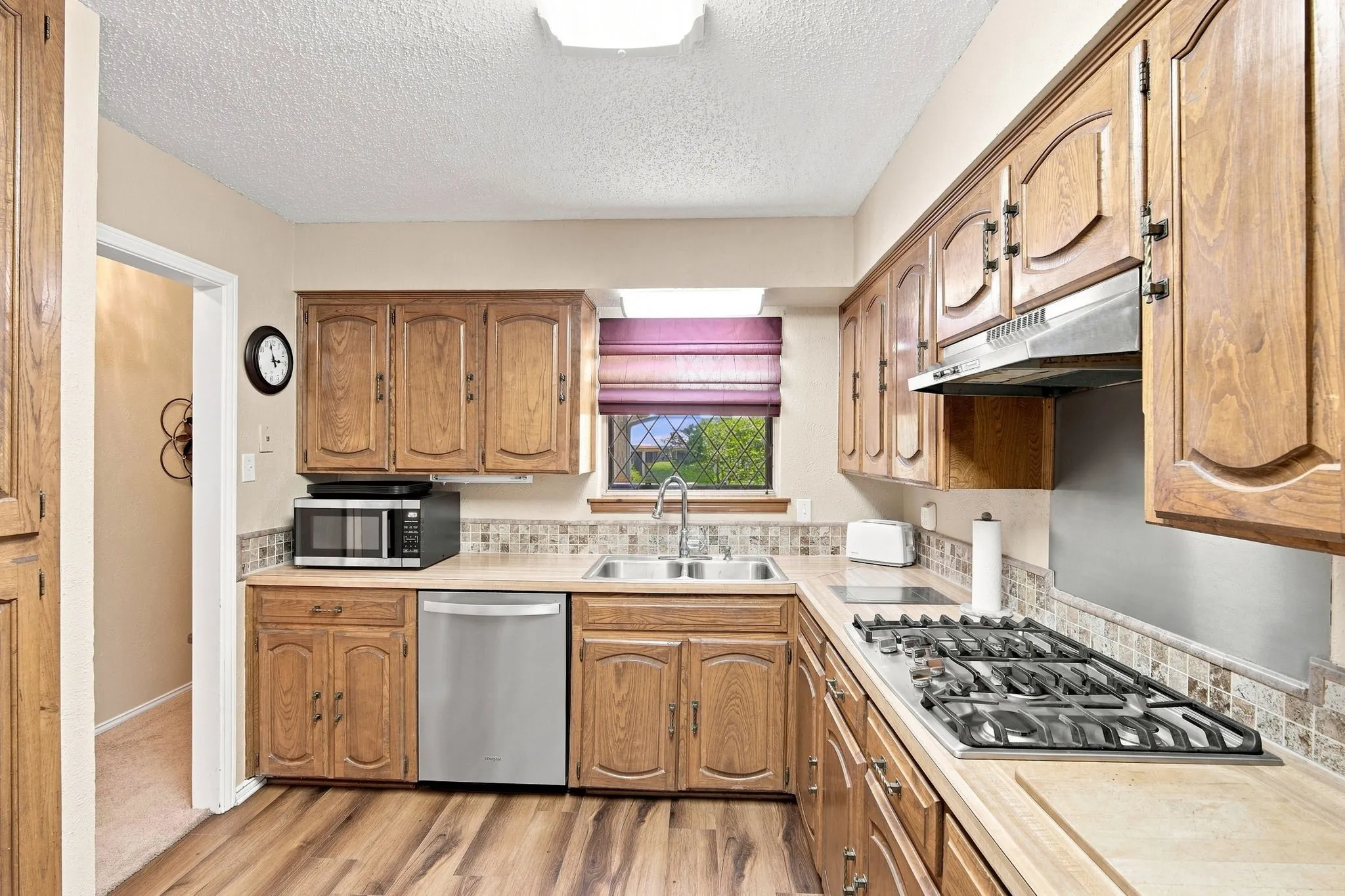 Single Family Residence For Sale in Ellis County , 2310 Louise Lane, Ennis, Texas 75119, 4 Bedroom, 3 Bathroom, 2 Garage spaces, 2,119 Sqft, built in 1976, mls#21361536, Real Estate Agent in Ennis, Homes For Sale in Ellis county, Homes For Sale in Ennis, Realtor in Ennis Texas, Real Estate Brokerage Independent Realty Texas, Luminita Cordes Realtor