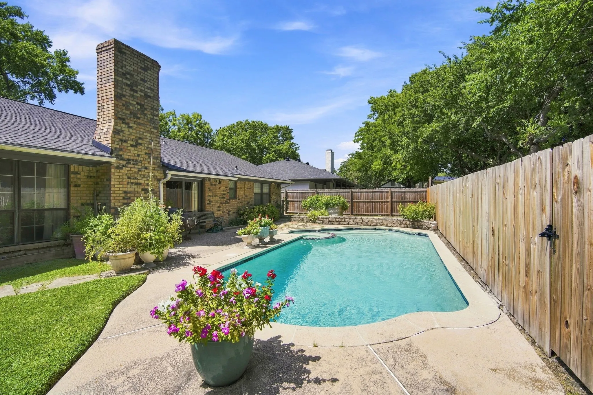 Single Family Residence For Sale in Ellis County , 2310 Louise Lane, Ennis, Texas 75119, 4 Bedroom, 3 Bathroom, 2 Garage spaces, 2,119 Sqft, built in 1976, mls#21361536, Real Estate Agent in Ennis, Homes For Sale in Ellis county, Homes For Sale in Ennis, Realtor in Ennis Texas, Real Estate Brokerage Independent Realty Texas, Luminita Cordes Realtor