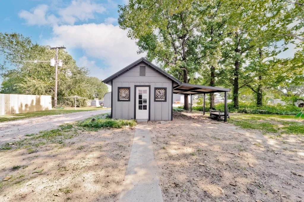 Single Family Residence For Sale in Montague County , 7590 Fm 1758, Bowie, Texas 76230, 3 Bedroom, 2 Bathroom, 2 Garage spaces, 1,292 Sqft, built in 1967, mls#21362825, Real Estate Agent in Bowie, Homes For Sale in Montague county, Homes For Sale in Bowie, Realtor in Bowie Texas, Real Estate Brokerage Independent Realty Texas, Luminita Cordes Realtor
