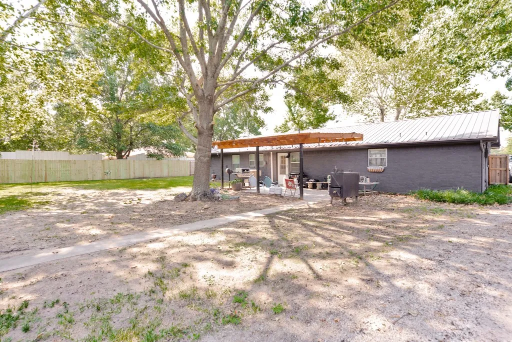Single Family Residence For Sale in Montague County , 7590 Fm 1758, Bowie, Texas 76230, 3 Bedroom, 2 Bathroom, 2 Garage spaces, 1,292 Sqft, built in 1967, mls#21362825, Real Estate Agent in Bowie, Homes For Sale in Montague county, Homes For Sale in Bowie, Realtor in Bowie Texas, Real Estate Brokerage Independent Realty Texas, Luminita Cordes Realtor