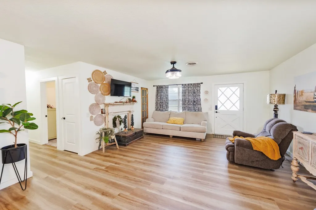 Single Family Residence For Sale in Montague County , 7590 Fm 1758, Bowie, Texas 76230, 3 Bedroom, 2 Bathroom, 2 Garage spaces, 1,292 Sqft, built in 1967, mls#21362825, Real Estate Agent in Bowie, Homes For Sale in Montague county, Homes For Sale in Bowie, Realtor in Bowie Texas, Real Estate Brokerage Independent Realty Texas, Luminita Cordes Realtor