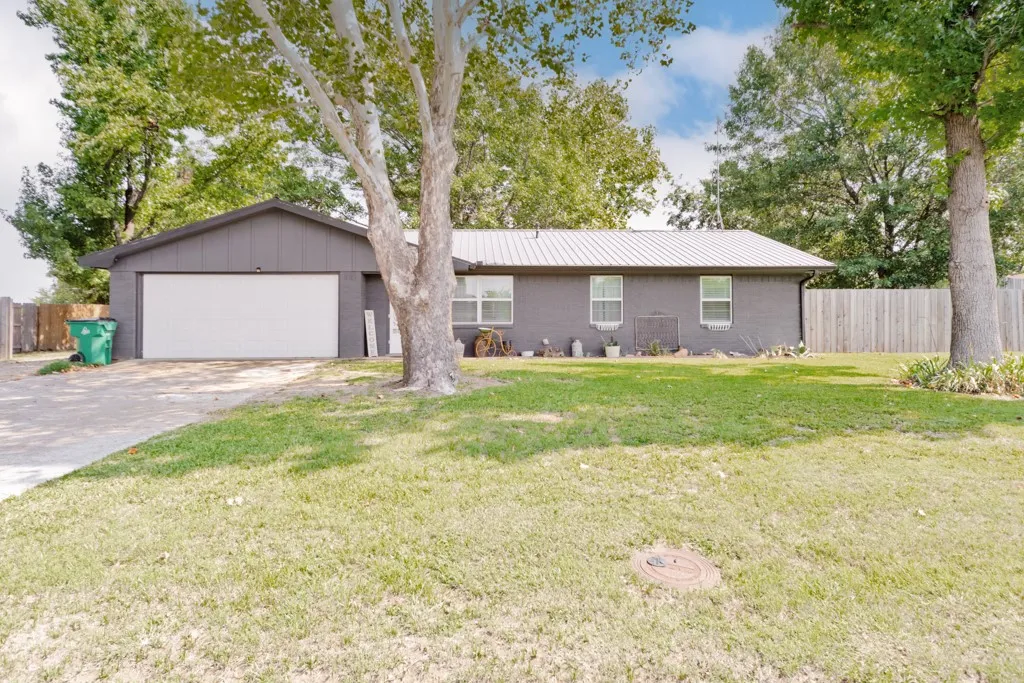 Single Family Residence For Sale in Montague County , 7590 Fm 1758, Bowie, Texas 76230, 3 Bedroom, 2 Bathroom, 2 Garage spaces, 1,292 Sqft, built in 1967, mls#21362825, Real Estate Agent in Bowie, Homes For Sale in Montague county, Homes For Sale in Bowie, Realtor in Bowie Texas, Real Estate Brokerage Independent Realty Texas, Luminita Cordes Realtor