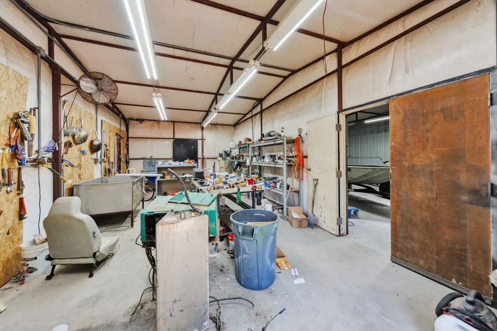 Single Family Residence For Sale in Montague County , 7590 Fm 1758, Bowie, Texas 76230, 3 Bedroom, 2 Bathroom, 2 Garage spaces, 1,292 Sqft, built in 1967, mls#21362825, Real Estate Agent in Bowie, Homes For Sale in Montague county, Homes For Sale in Bowie, Realtor in Bowie Texas, Real Estate Brokerage Independent Realty Texas, Luminita Cordes Realtor