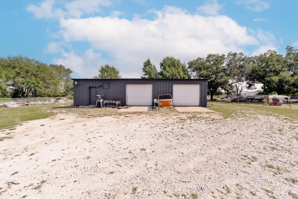 Single Family Residence For Sale in Montague County , 7590 Fm 1758, Bowie, Texas 76230, 3 Bedroom, 2 Bathroom, 2 Garage spaces, 1,292 Sqft, built in 1967, mls#21362825, Real Estate Agent in Bowie, Homes For Sale in Montague county, Homes For Sale in Bowie, Realtor in Bowie Texas, Real Estate Brokerage Independent Realty Texas, Luminita Cordes Realtor