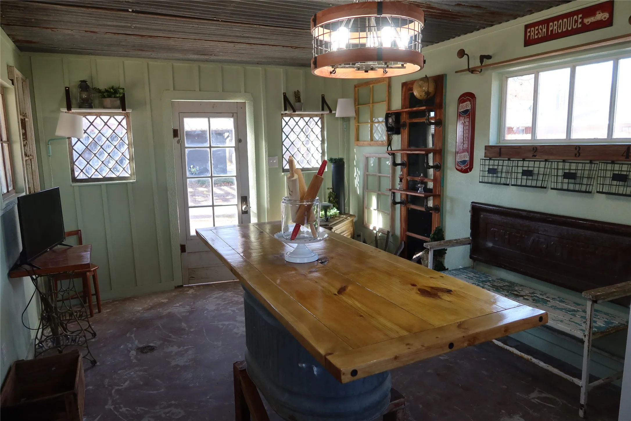 Single Family Residence For Sale in Montague County , 7590 Fm 1758, Bowie, Texas 76230, 3 Bedroom, 2 Bathroom, 2 Garage spaces, 1,292 Sqft, built in 1967, mls#21362825, Real Estate Agent in Bowie, Homes For Sale in Montague county, Homes For Sale in Bowie, Realtor in Bowie Texas, Real Estate Brokerage Independent Realty Texas, Luminita Cordes Realtor