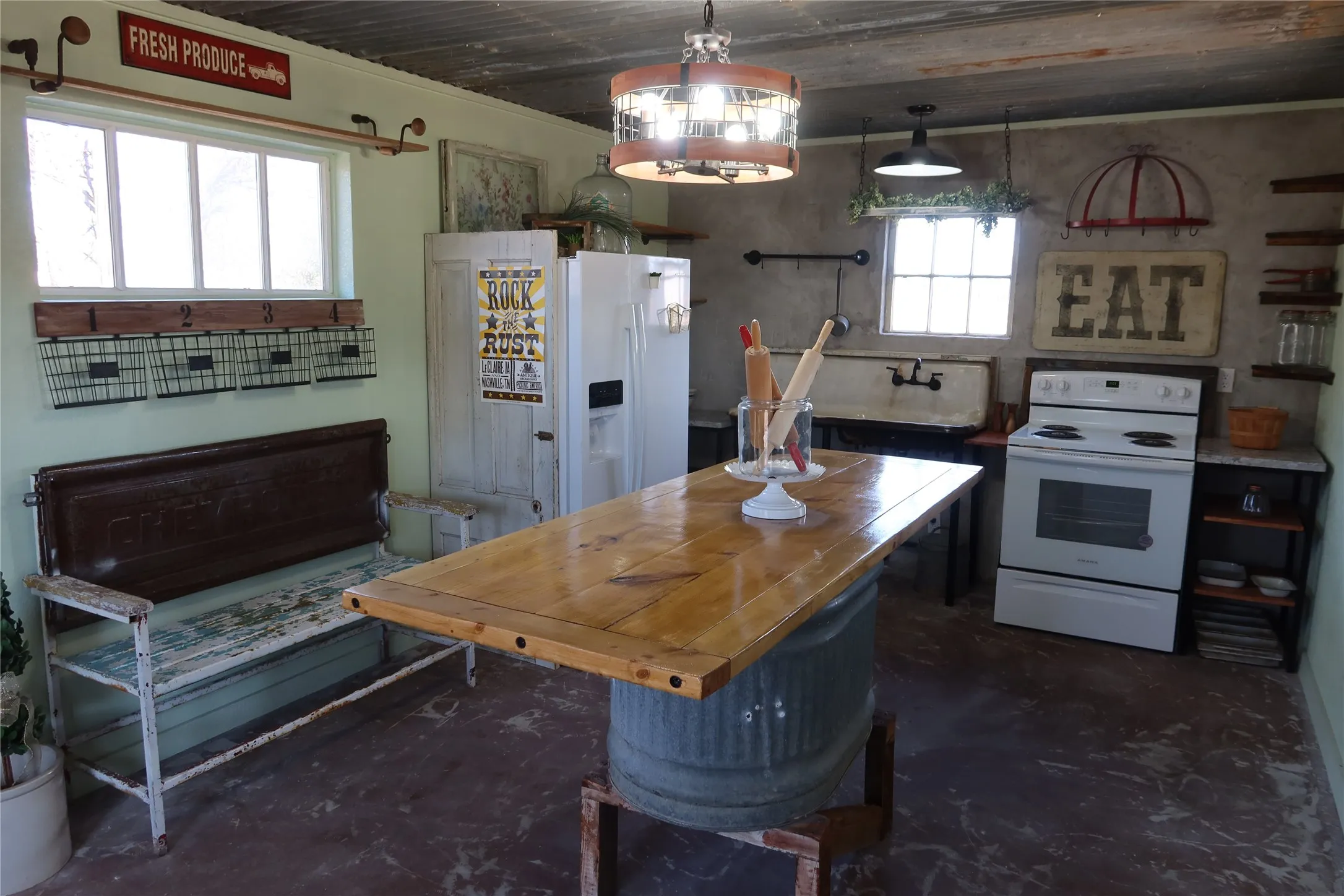 Single Family Residence For Sale in Montague County , 7590 Fm 1758, Bowie, Texas 76230, 3 Bedroom, 2 Bathroom, 2 Garage spaces, 1,292 Sqft, built in 1967, mls#21362825, Real Estate Agent in Bowie, Homes For Sale in Montague county, Homes For Sale in Bowie, Realtor in Bowie Texas, Real Estate Brokerage Independent Realty Texas, Luminita Cordes Realtor