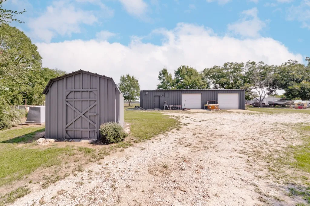 Single Family Residence For Sale in Montague County , 7590 Fm 1758, Bowie, Texas 76230, 3 Bedroom, 2 Bathroom, 2 Garage spaces, 1,292 Sqft, built in 1967, mls#21362825, Real Estate Agent in Bowie, Homes For Sale in Montague county, Homes For Sale in Bowie, Realtor in Bowie Texas, Real Estate Brokerage Independent Realty Texas, Luminita Cordes Realtor
