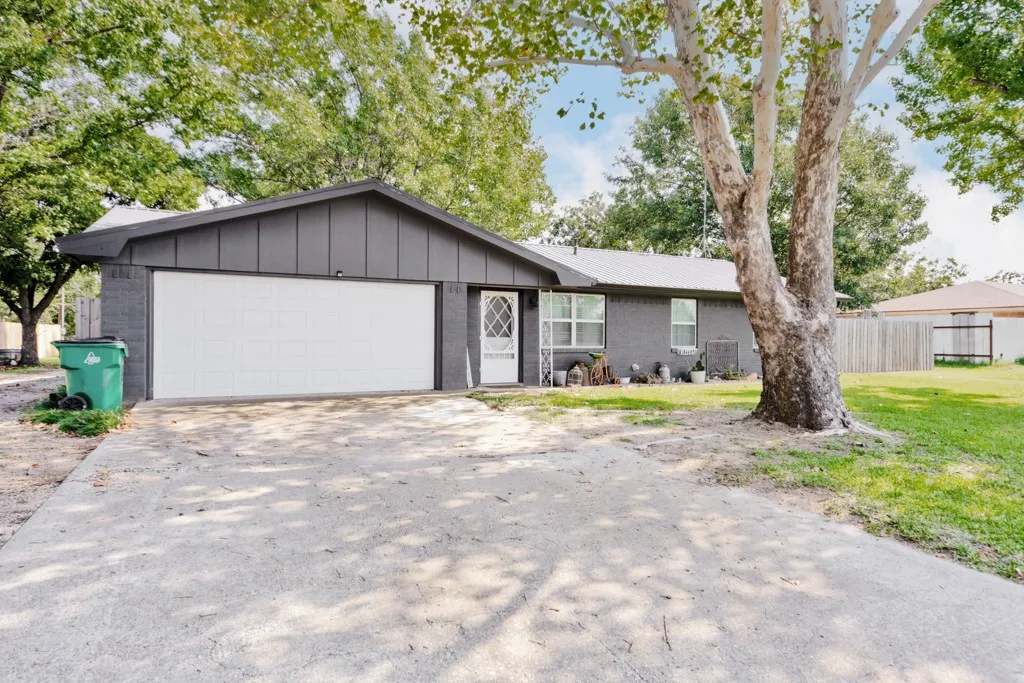 Single Family Residence For Sale in Montague County , 7590 Fm 1758, Bowie, Texas 76230, 3 Bedroom, 2 Bathroom, 2 Garage spaces, 1,292 Sqft, built in 1967, mls#21362825, Real Estate Agent in Bowie, Homes For Sale in Montague county, Homes For Sale in Bowie, Realtor in Bowie Texas, Real Estate Brokerage Independent Realty Texas, Luminita Cordes Realtor