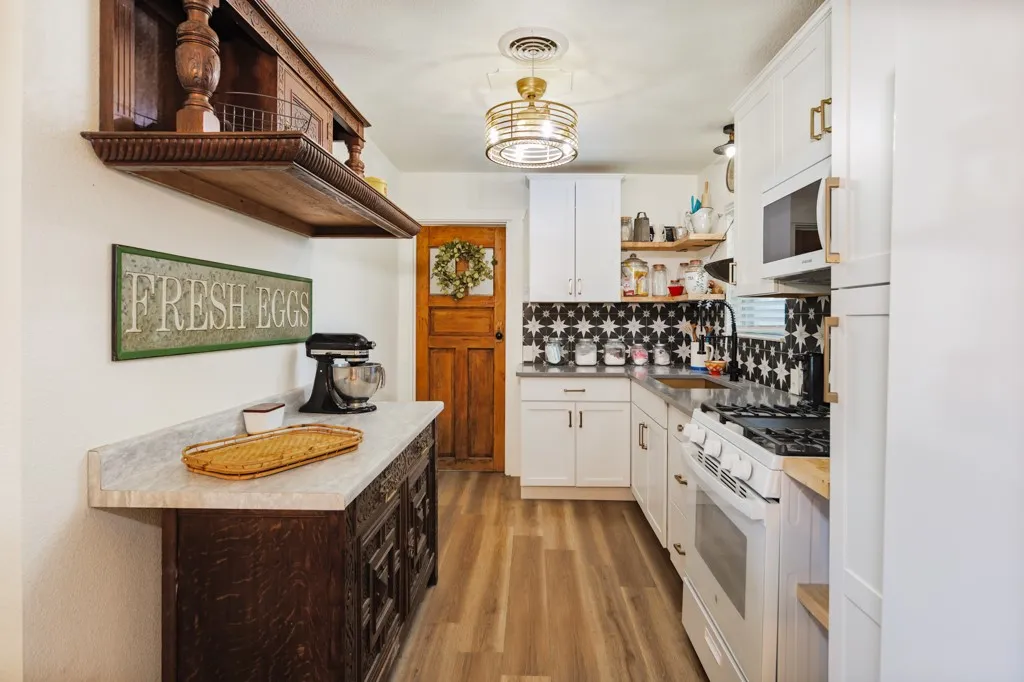 Single Family Residence For Sale in Montague County , 7590 Fm 1758, Bowie, Texas 76230, 3 Bedroom, 2 Bathroom, 2 Garage spaces, 1,292 Sqft, built in 1967, mls#21362825, Real Estate Agent in Bowie, Homes For Sale in Montague county, Homes For Sale in Bowie, Realtor in Bowie Texas, Real Estate Brokerage Independent Realty Texas, Luminita Cordes Realtor
