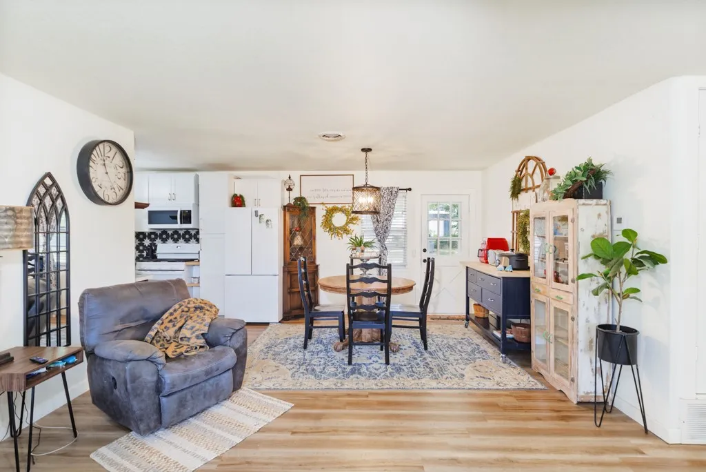 Single Family Residence For Sale in Montague County , 7590 Fm 1758, Bowie, Texas 76230, 3 Bedroom, 2 Bathroom, 2 Garage spaces, 1,292 Sqft, built in 1967, mls#21362825, Real Estate Agent in Bowie, Homes For Sale in Montague county, Homes For Sale in Bowie, Realtor in Bowie Texas, Real Estate Brokerage Independent Realty Texas, Luminita Cordes Realtor