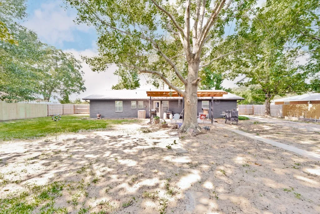 Single Family Residence For Sale in Montague County , 7590 Fm 1758, Bowie, Texas 76230, 3 Bedroom, 2 Bathroom, 2 Garage spaces, 1,292 Sqft, built in 1967, mls#21362825, Real Estate Agent in Bowie, Homes For Sale in Montague county, Homes For Sale in Bowie, Realtor in Bowie Texas, Real Estate Brokerage Independent Realty Texas, Luminita Cordes Realtor