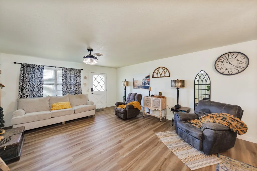 Single Family Residence For Sale in Montague County , 7590 Fm 1758, Bowie, Texas 76230, 3 Bedroom, 2 Bathroom, 2 Garage spaces, 1,292 Sqft, built in 1967, mls#21362825, Real Estate Agent in Bowie, Homes For Sale in Montague county, Homes For Sale in Bowie, Realtor in Bowie Texas, Real Estate Brokerage Independent Realty Texas, Luminita Cordes Realtor