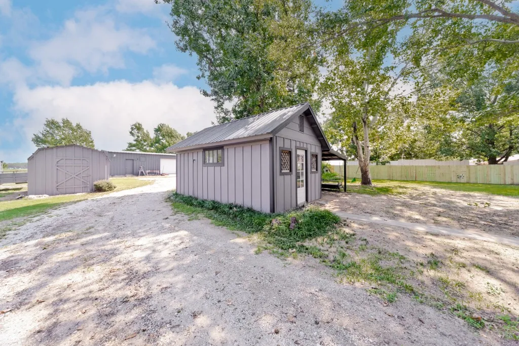 Single Family Residence For Sale in Montague County , 7590 Fm 1758, Bowie, Texas 76230, 3 Bedroom, 2 Bathroom, 2 Garage spaces, 1,292 Sqft, built in 1967, mls#21362825, Real Estate Agent in Bowie, Homes For Sale in Montague county, Homes For Sale in Bowie, Realtor in Bowie Texas, Real Estate Brokerage Independent Realty Texas, Luminita Cordes Realtor