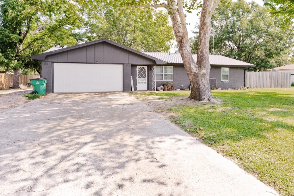 Single Family Residence For Sale in Montague County , 7590 Fm 1758, Bowie, Texas 76230, 3 Bedroom, 2 Bathroom, 2 Garage spaces, 1,292 Sqft, built in 1967, mls#21362825, Real Estate Agent in Bowie, Homes For Sale in Montague county, Homes For Sale in Bowie, Realtor in Bowie Texas, Real Estate Brokerage Independent Realty Texas, Luminita Cordes Realtor