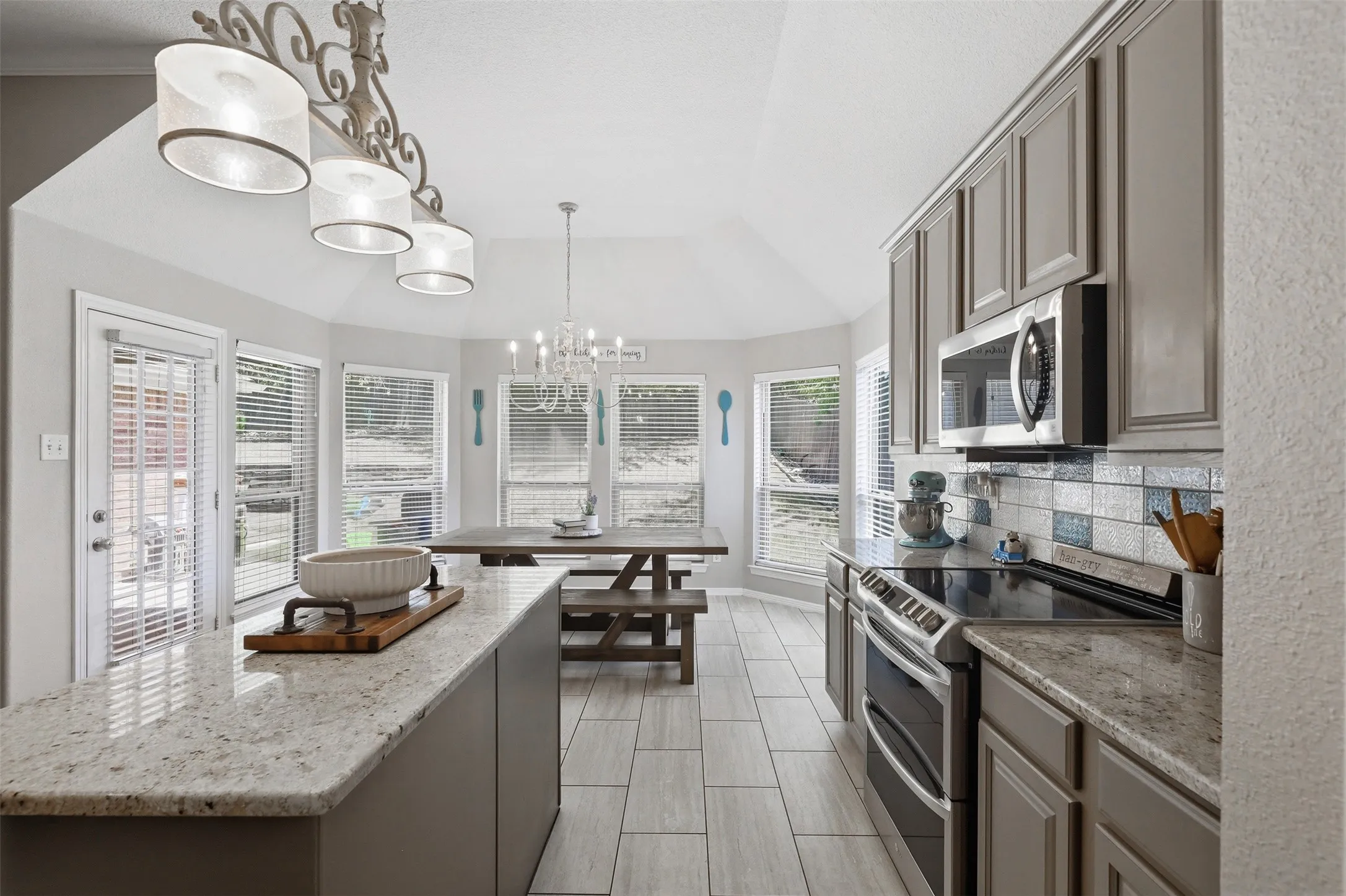 Single Family Residence For Sale in Parker County , 172 Overland Trail, Willow Park, Texas 76087, 4 Bedroom, 2 Bathroom, 2 Garage spaces, 2,057 Sqft, built in 2007, mls#21362684, Real Estate Agent in Willow Park, Homes For Sale in Parker county, Homes For Sale in Willow Park, Realtor in Willow Park Texas, Real Estate Brokerage Independent Realty Texas, Luminita Cordes Realtor