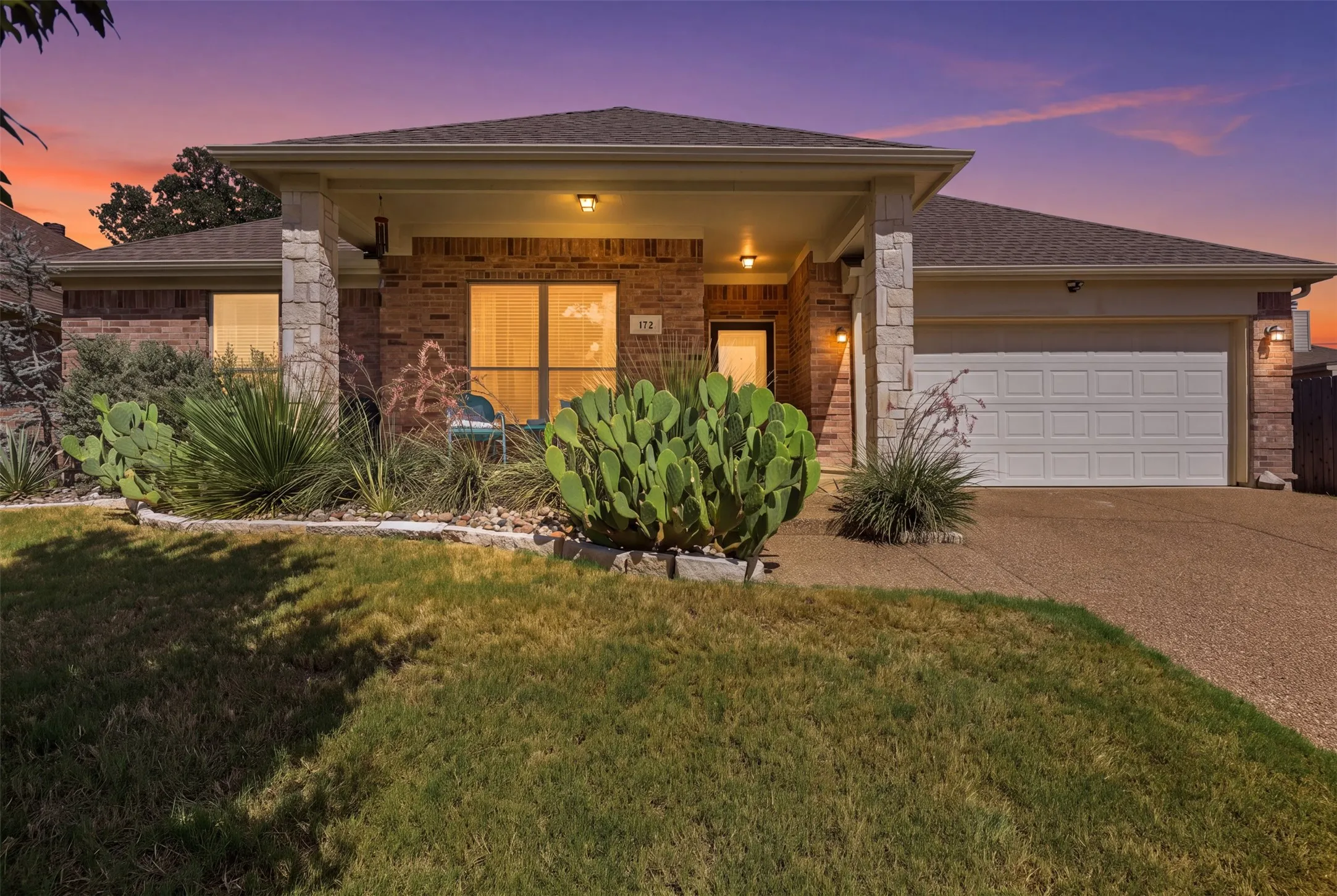 Single Family Residence For Sale in Parker County , 172 Overland Trail, Willow Park, Texas 76087, 4 Bedroom, 2 Bathroom, 2 Garage spaces, 2,057 Sqft, built in 2007, mls#21362684, Real Estate Agent in Willow Park, Homes For Sale in Parker county, Homes For Sale in Willow Park, Realtor in Willow Park Texas, Real Estate Brokerage Independent Realty Texas, Luminita Cordes Realtor