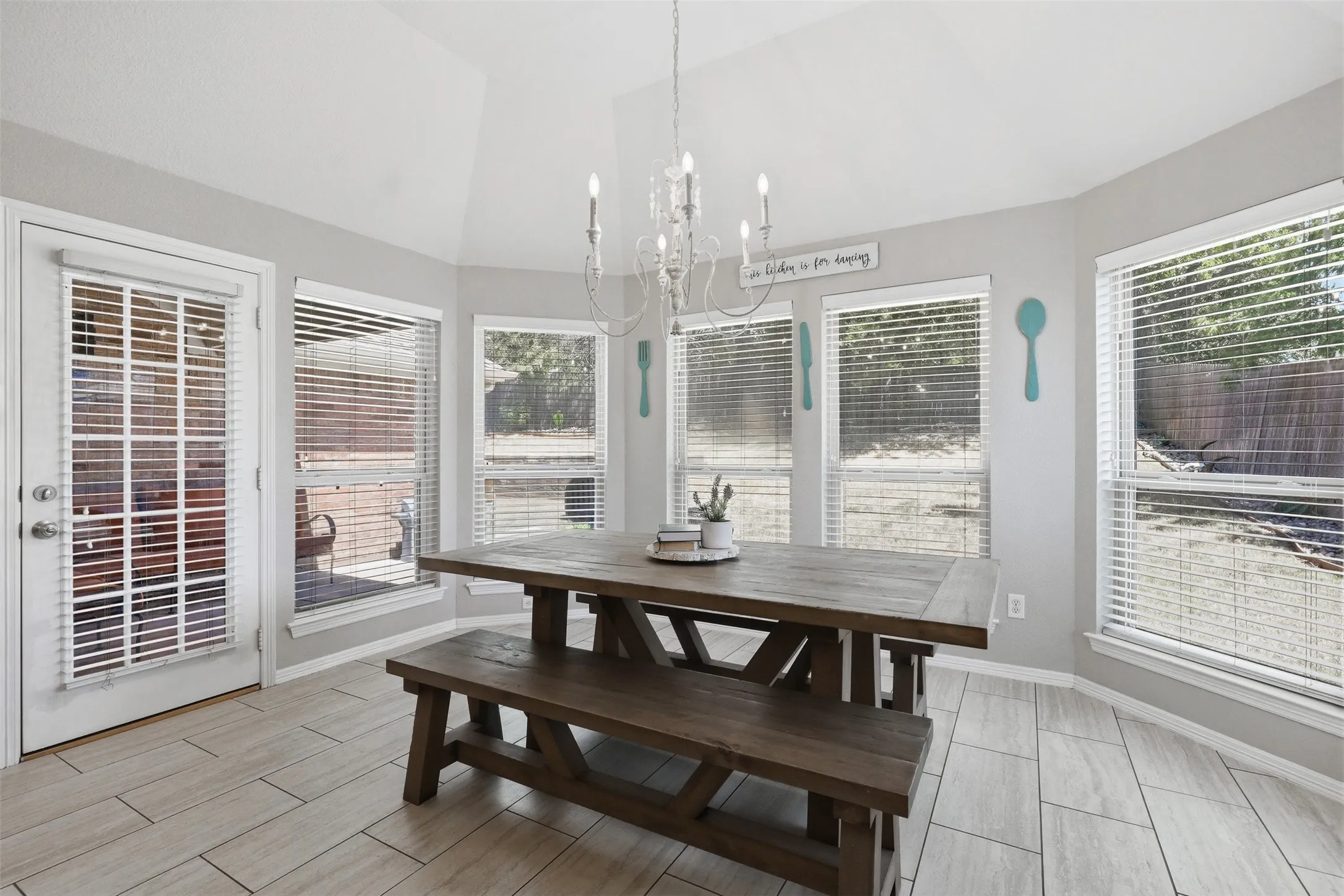 Single Family Residence For Sale in Parker County , 172 Overland Trail, Willow Park, Texas 76087, 4 Bedroom, 2 Bathroom, 2 Garage spaces, 2,057 Sqft, built in 2007, mls#21362684, Real Estate Agent in Willow Park, Homes For Sale in Parker county, Homes For Sale in Willow Park, Realtor in Willow Park Texas, Real Estate Brokerage Independent Realty Texas, Luminita Cordes Realtor