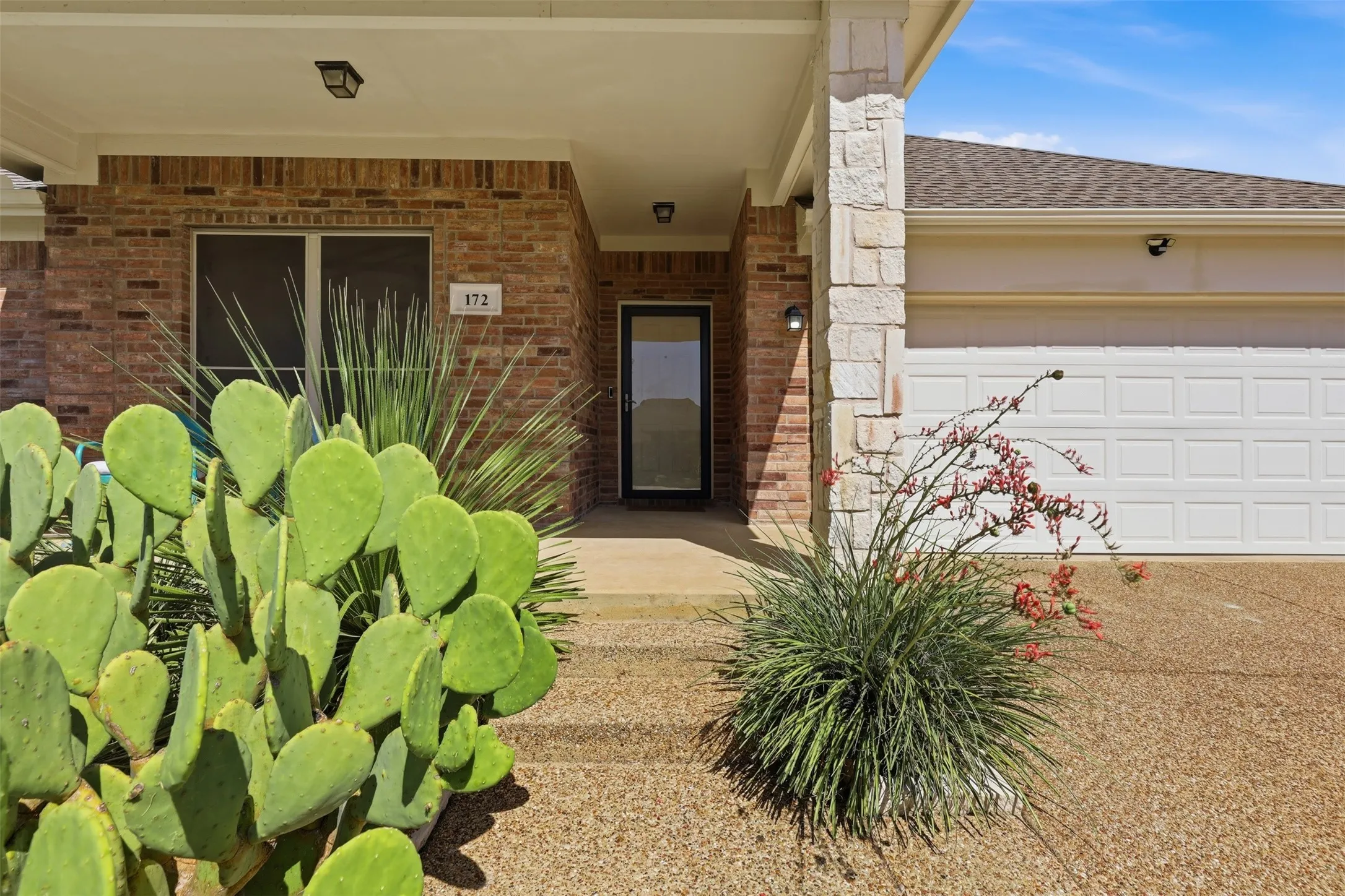 Single Family Residence For Sale in Parker County , 172 Overland Trail, Willow Park, Texas 76087, 4 Bedroom, 2 Bathroom, 2 Garage spaces, 2,057 Sqft, built in 2007, mls#21362684, Real Estate Agent in Willow Park, Homes For Sale in Parker county, Homes For Sale in Willow Park, Realtor in Willow Park Texas, Real Estate Brokerage Independent Realty Texas, Luminita Cordes Realtor