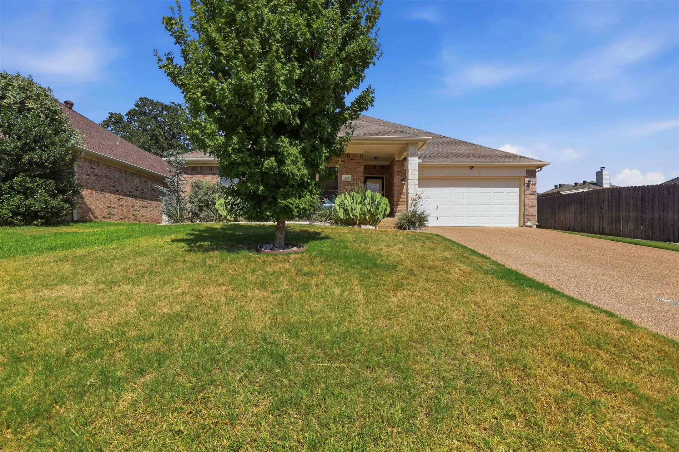 Single Family Residence For Sale in Parker County , 172 Overland Trail, Willow Park, Texas 76087, 4 Bedroom, 2 Bathroom, 2 Garage spaces, 2,057 Sqft, built in 2007, mls#21362684, Real Estate Agent in Willow Park, Homes For Sale in Parker county, Homes For Sale in Willow Park, Realtor in Willow Park Texas, Real Estate Brokerage Independent Realty Texas, Luminita Cordes Realtor