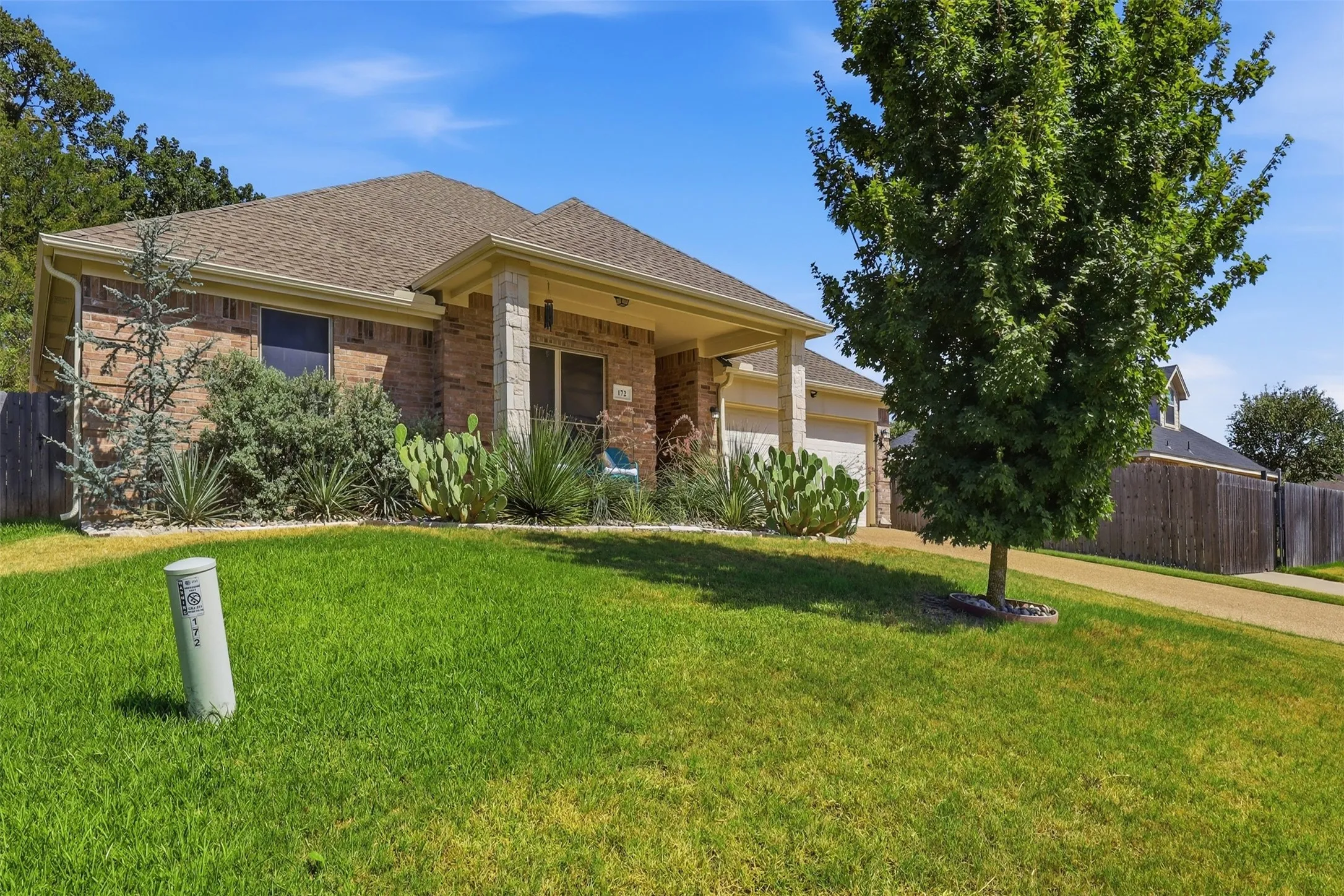 Single Family Residence For Sale in Parker County , 172 Overland Trail, Willow Park, Texas 76087, 4 Bedroom, 2 Bathroom, 2 Garage spaces, 2,057 Sqft, built in 2007, mls#21362684, Real Estate Agent in Willow Park, Homes For Sale in Parker county, Homes For Sale in Willow Park, Realtor in Willow Park Texas, Real Estate Brokerage Independent Realty Texas, Luminita Cordes Realtor