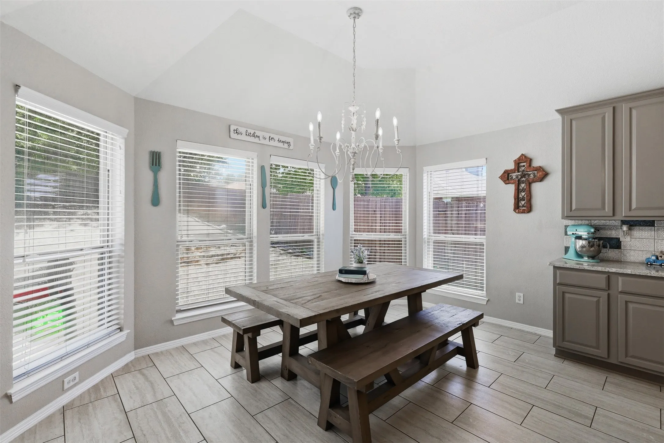 Single Family Residence For Sale in Parker County , 172 Overland Trail, Willow Park, Texas 76087, 4 Bedroom, 2 Bathroom, 2 Garage spaces, 2,057 Sqft, built in 2007, mls#21362684, Real Estate Agent in Willow Park, Homes For Sale in Parker county, Homes For Sale in Willow Park, Realtor in Willow Park Texas, Real Estate Brokerage Independent Realty Texas, Luminita Cordes Realtor