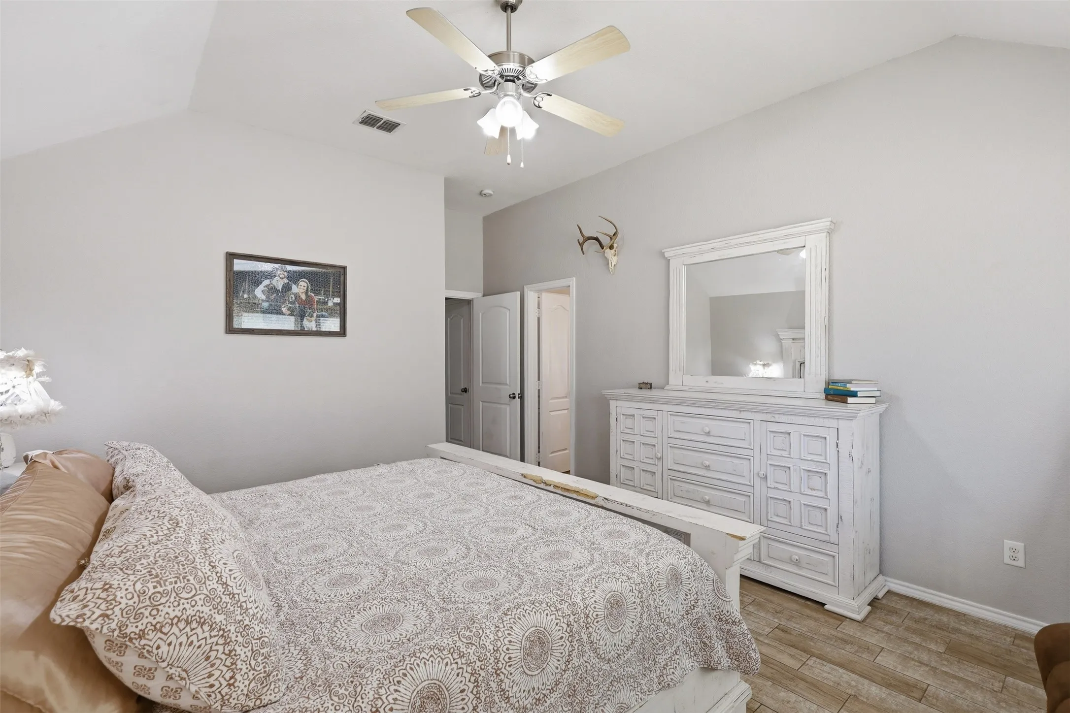 Single Family Residence For Sale in Parker County , 172 Overland Trail, Willow Park, Texas 76087, 4 Bedroom, 2 Bathroom, 2 Garage spaces, 2,057 Sqft, built in 2007, mls#21362684, Real Estate Agent in Willow Park, Homes For Sale in Parker county, Homes For Sale in Willow Park, Realtor in Willow Park Texas, Real Estate Brokerage Independent Realty Texas, Luminita Cordes Realtor