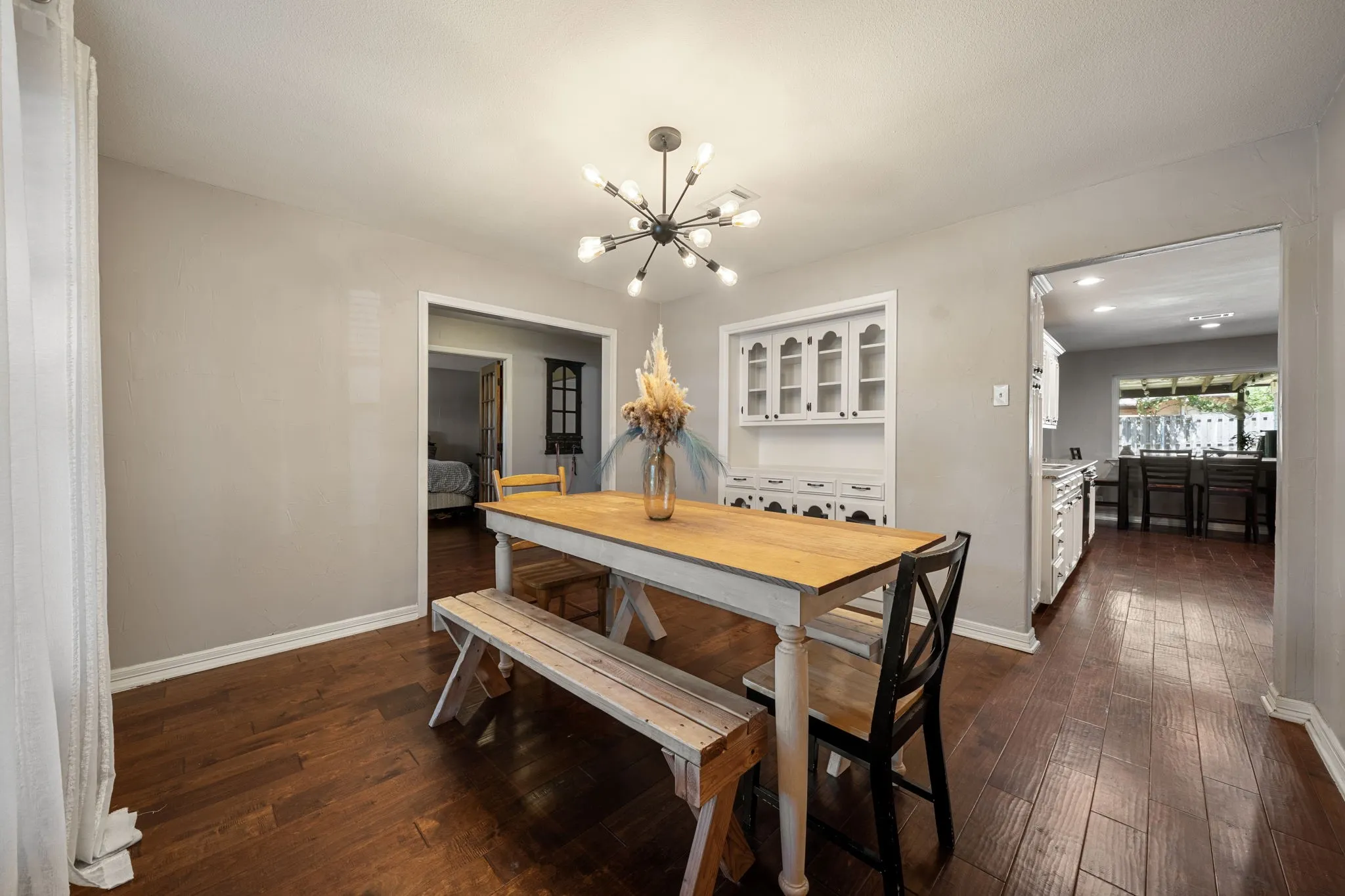 Single Family Residence For Sale in Grayson County , 1507 Greenbrier Drive, Sherman, Texas 75092, 4 Bedroom, 3 Bathroom, 2 Garage spaces, 2,880 Sqft, built in 1968, mls#21357861, Real Estate Agent in Sherman, Homes For Sale in Grayson county, Homes For Sale in Sherman, Realtor in Sherman Texas, Real Estate Brokerage Independent Realty Texas, Luminita Cordes Realtor