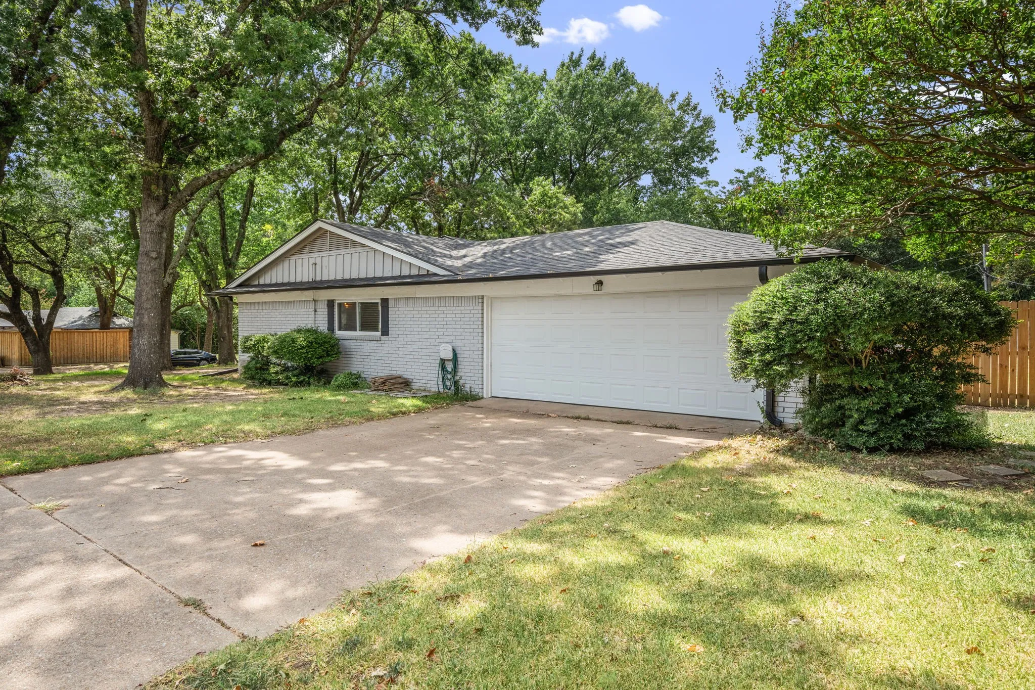 Single Family Residence For Sale in Grayson County , 1507 Greenbrier Drive, Sherman, Texas 75092, 4 Bedroom, 3 Bathroom, 2 Garage spaces, 2,880 Sqft, built in 1968, mls#21357861, Real Estate Agent in Sherman, Homes For Sale in Grayson county, Homes For Sale in Sherman, Realtor in Sherman Texas, Real Estate Brokerage Independent Realty Texas, Luminita Cordes Realtor