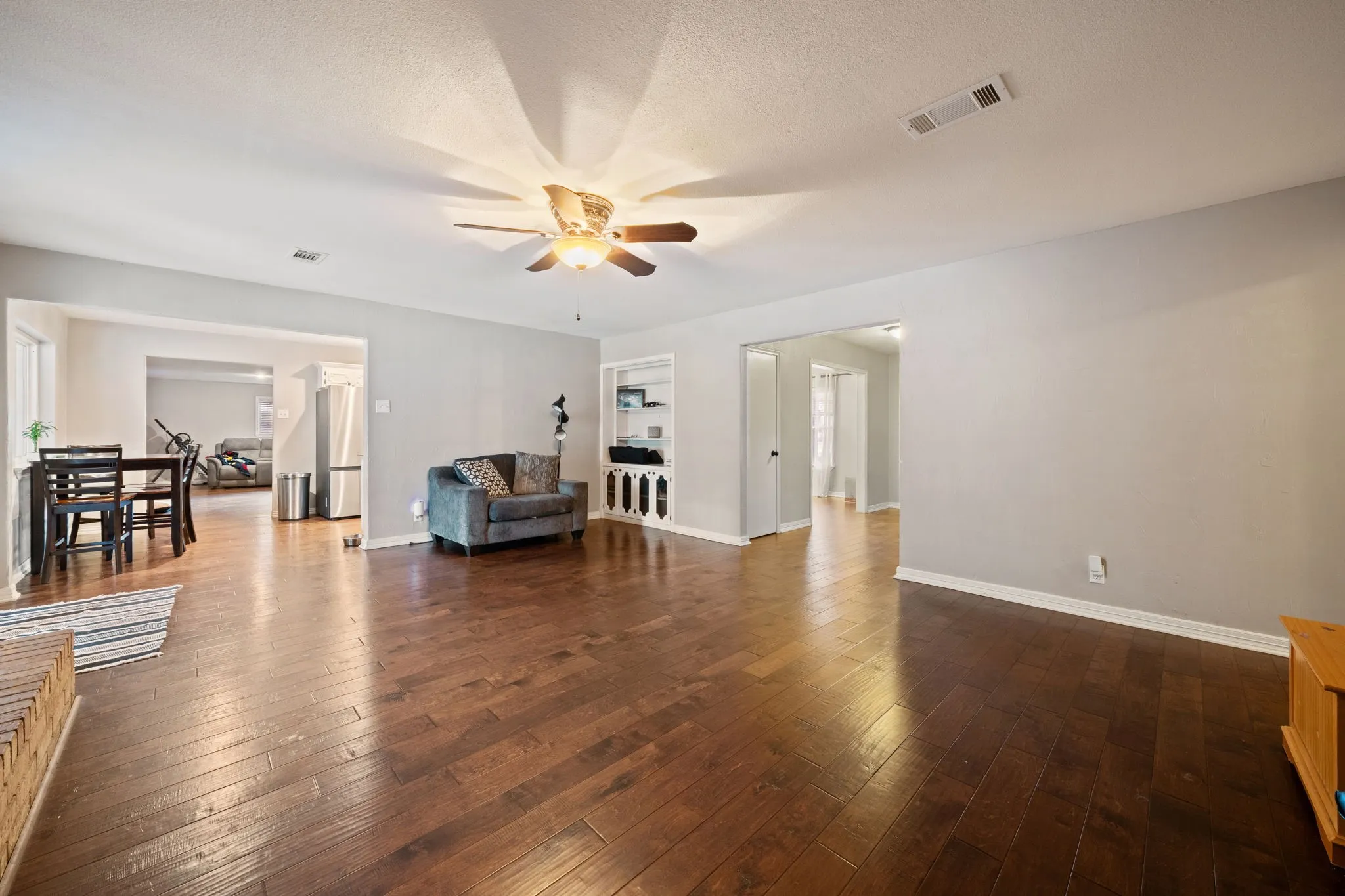 Single Family Residence For Sale in Grayson County , 1507 Greenbrier Drive, Sherman, Texas 75092, 4 Bedroom, 3 Bathroom, 2 Garage spaces, 2,880 Sqft, built in 1968, mls#21357861, Real Estate Agent in Sherman, Homes For Sale in Grayson county, Homes For Sale in Sherman, Realtor in Sherman Texas, Real Estate Brokerage Independent Realty Texas, Luminita Cordes Realtor