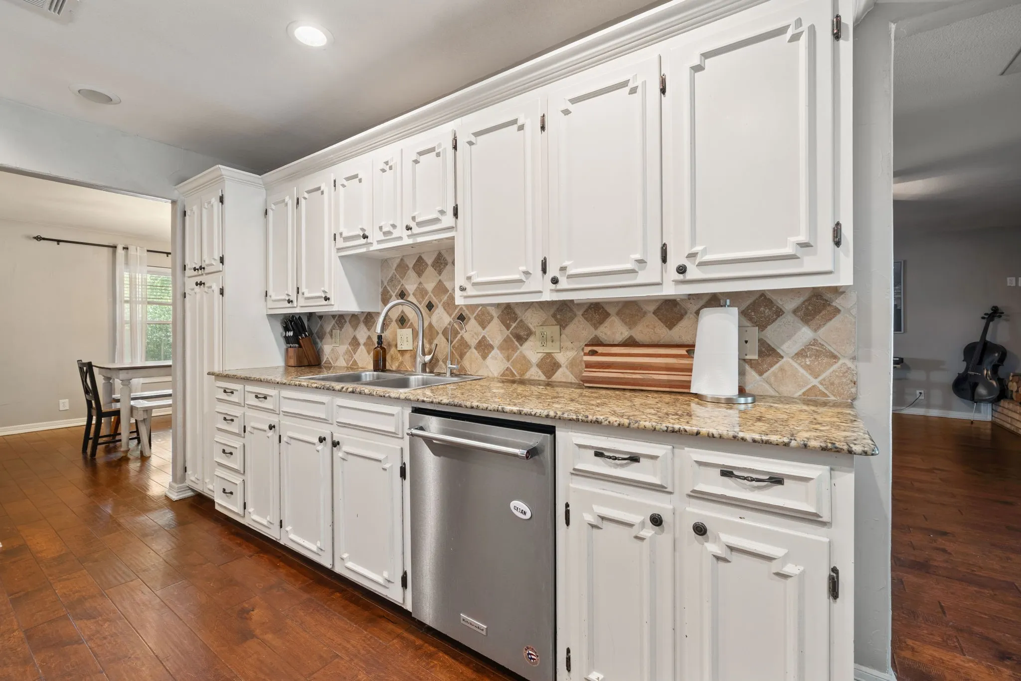 Single Family Residence For Sale in Grayson County , 1507 Greenbrier Drive, Sherman, Texas 75092, 4 Bedroom, 3 Bathroom, 2 Garage spaces, 2,880 Sqft, built in 1968, mls#21357861, Real Estate Agent in Sherman, Homes For Sale in Grayson county, Homes For Sale in Sherman, Realtor in Sherman Texas, Real Estate Brokerage Independent Realty Texas, Luminita Cordes Realtor