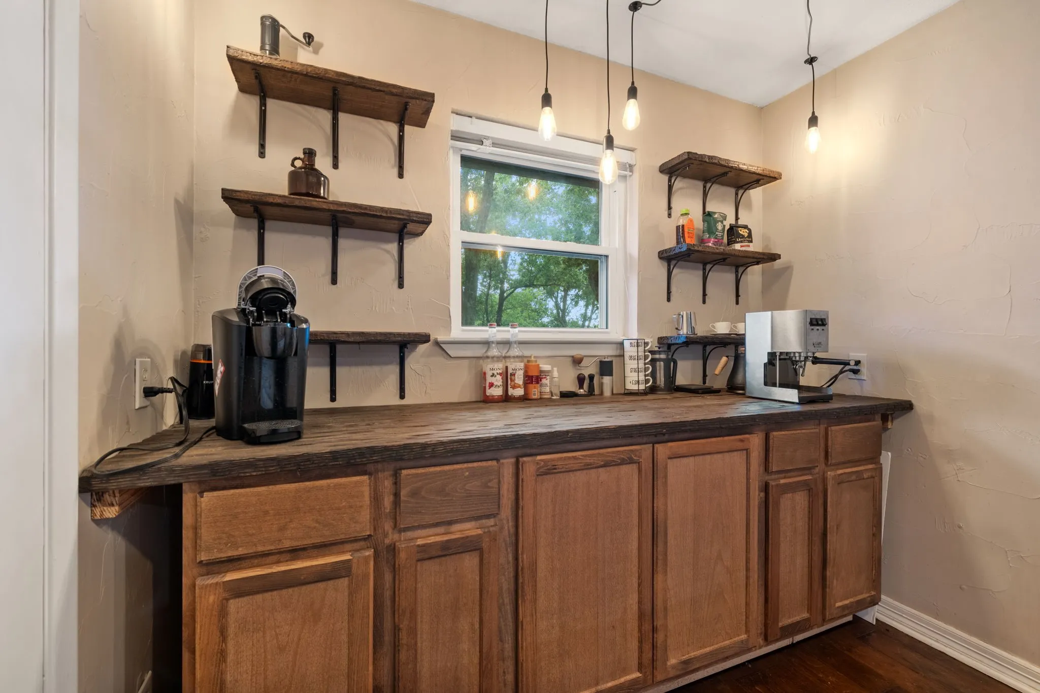 Single Family Residence For Sale in Grayson County , 1507 Greenbrier Drive, Sherman, Texas 75092, 4 Bedroom, 3 Bathroom, 2 Garage spaces, 2,880 Sqft, built in 1968, mls#21357861, Real Estate Agent in Sherman, Homes For Sale in Grayson county, Homes For Sale in Sherman, Realtor in Sherman Texas, Real Estate Brokerage Independent Realty Texas, Luminita Cordes Realtor