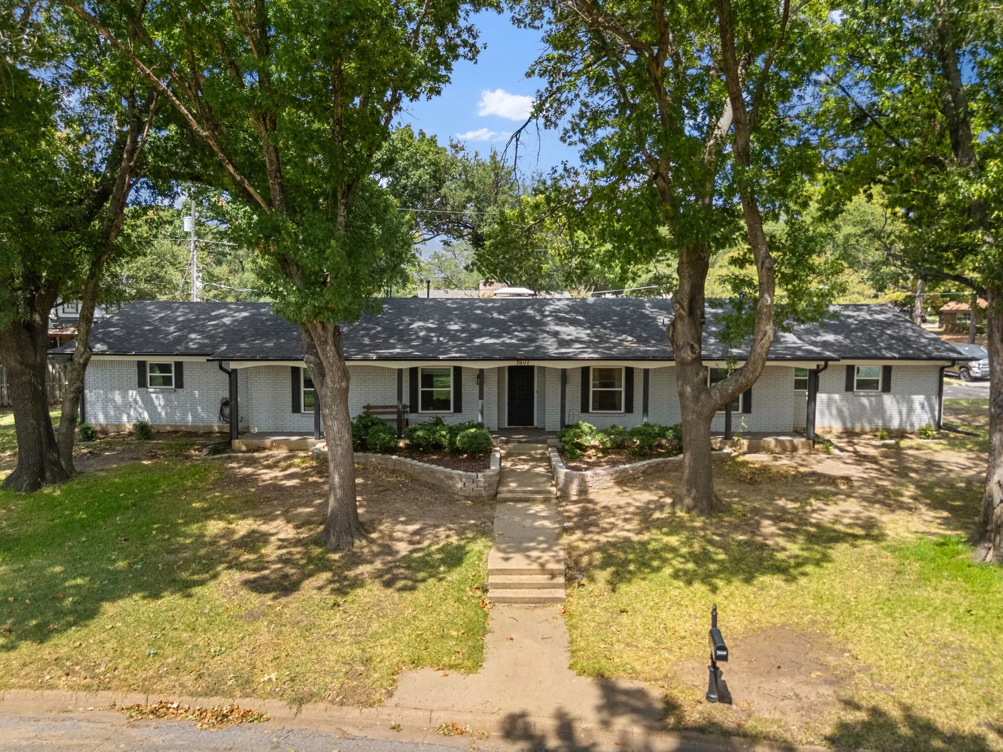 Single Family Residence For Sale in Grayson County , 1507 Greenbrier Drive, Sherman, Texas 75092, 4 Bedroom, 3 Bathroom, 2 Garage spaces, 2,880 Sqft, built in 1968, mls#21357861, Real Estate Agent in Sherman, Homes For Sale in Grayson county, Homes For Sale in Sherman, Realtor in Sherman Texas, Real Estate Brokerage Independent Realty Texas, Luminita Cordes Realtor