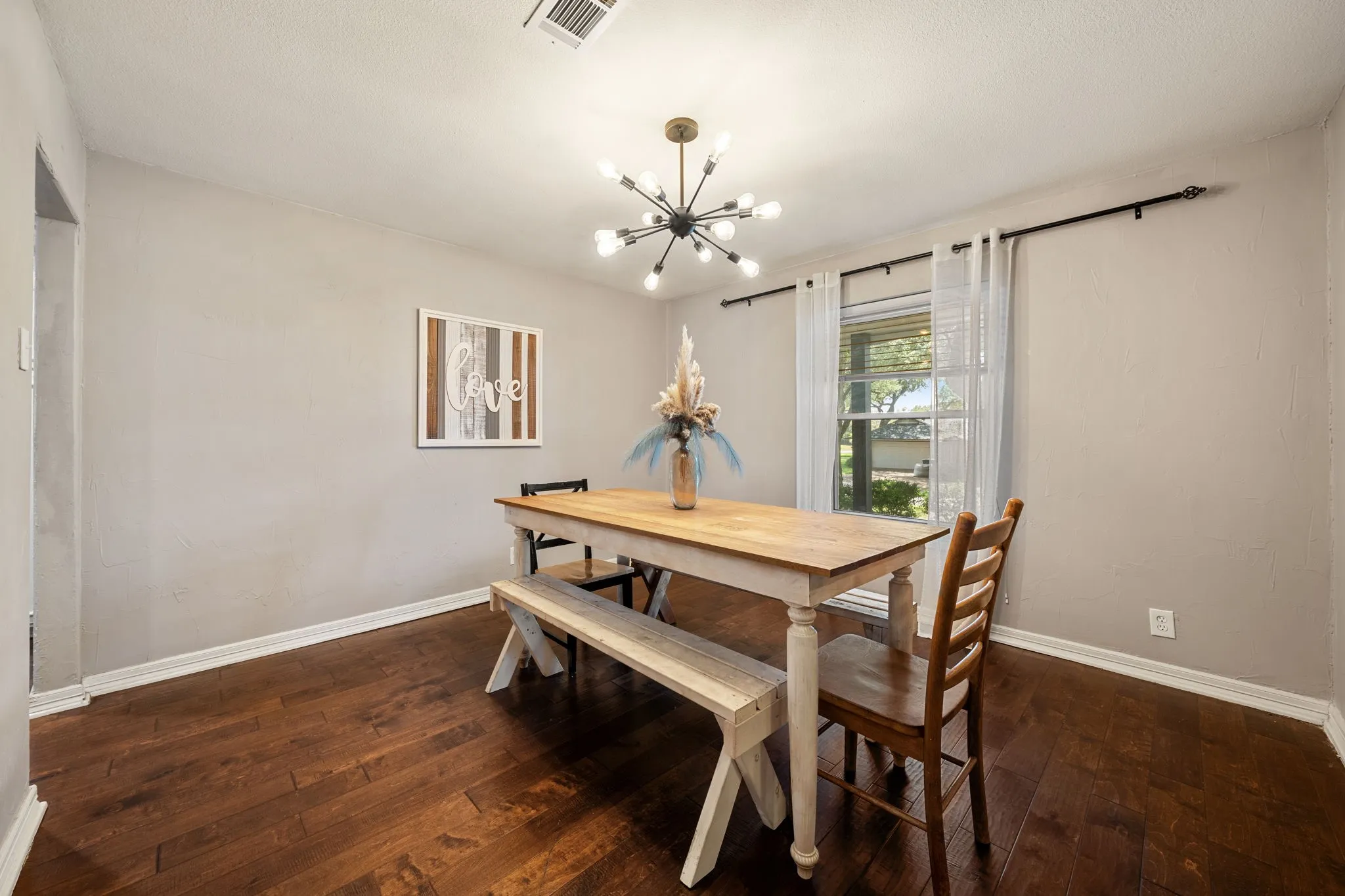 Single Family Residence For Sale in Grayson County , 1507 Greenbrier Drive, Sherman, Texas 75092, 4 Bedroom, 3 Bathroom, 2 Garage spaces, 2,880 Sqft, built in 1968, mls#21357861, Real Estate Agent in Sherman, Homes For Sale in Grayson county, Homes For Sale in Sherman, Realtor in Sherman Texas, Real Estate Brokerage Independent Realty Texas, Luminita Cordes Realtor