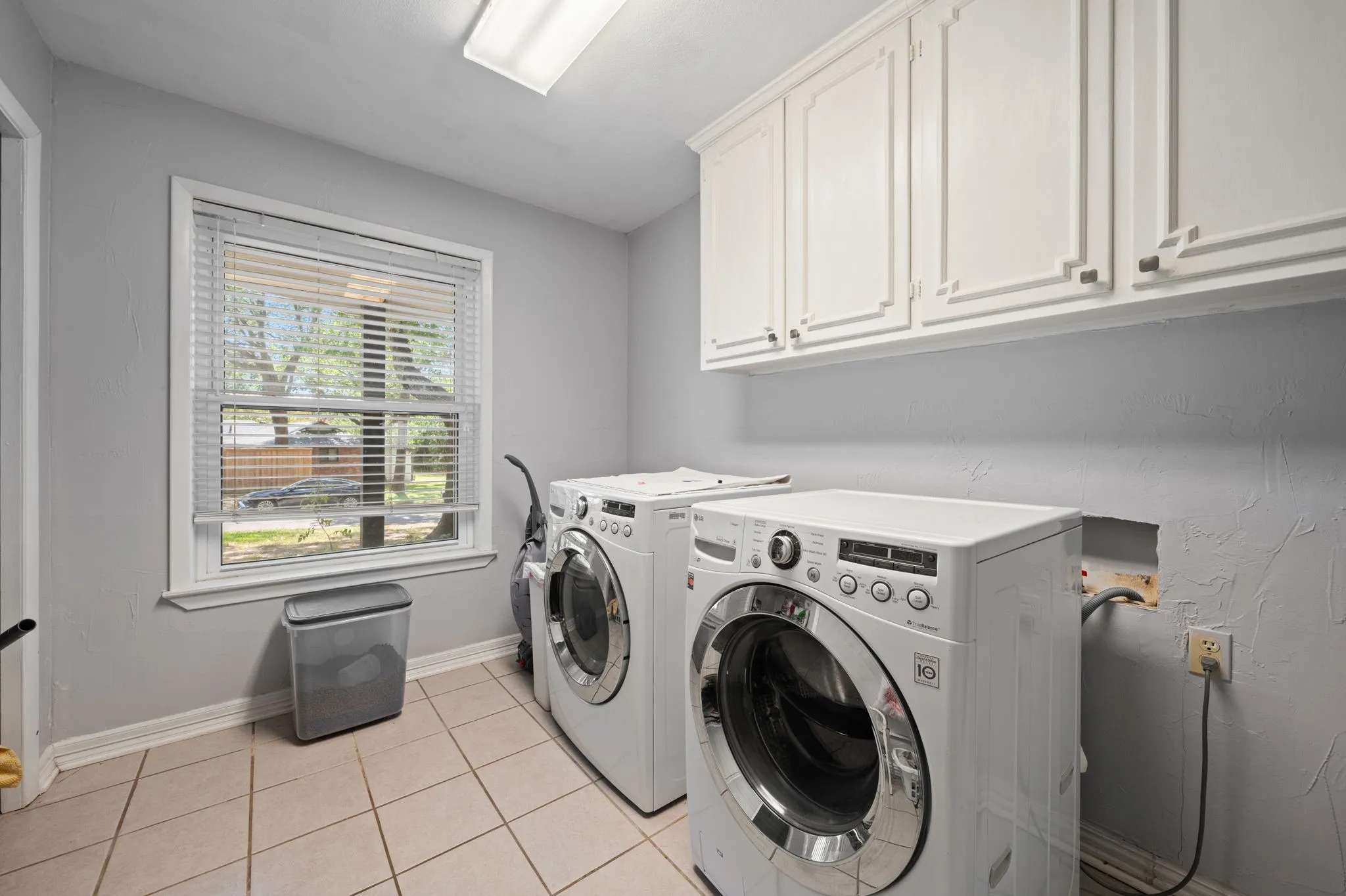 Single Family Residence For Sale in Grayson County , 1507 Greenbrier Drive, Sherman, Texas 75092, 4 Bedroom, 3 Bathroom, 2 Garage spaces, 2,880 Sqft, built in 1968, mls#21357861, Real Estate Agent in Sherman, Homes For Sale in Grayson county, Homes For Sale in Sherman, Realtor in Sherman Texas, Real Estate Brokerage Independent Realty Texas, Luminita Cordes Realtor