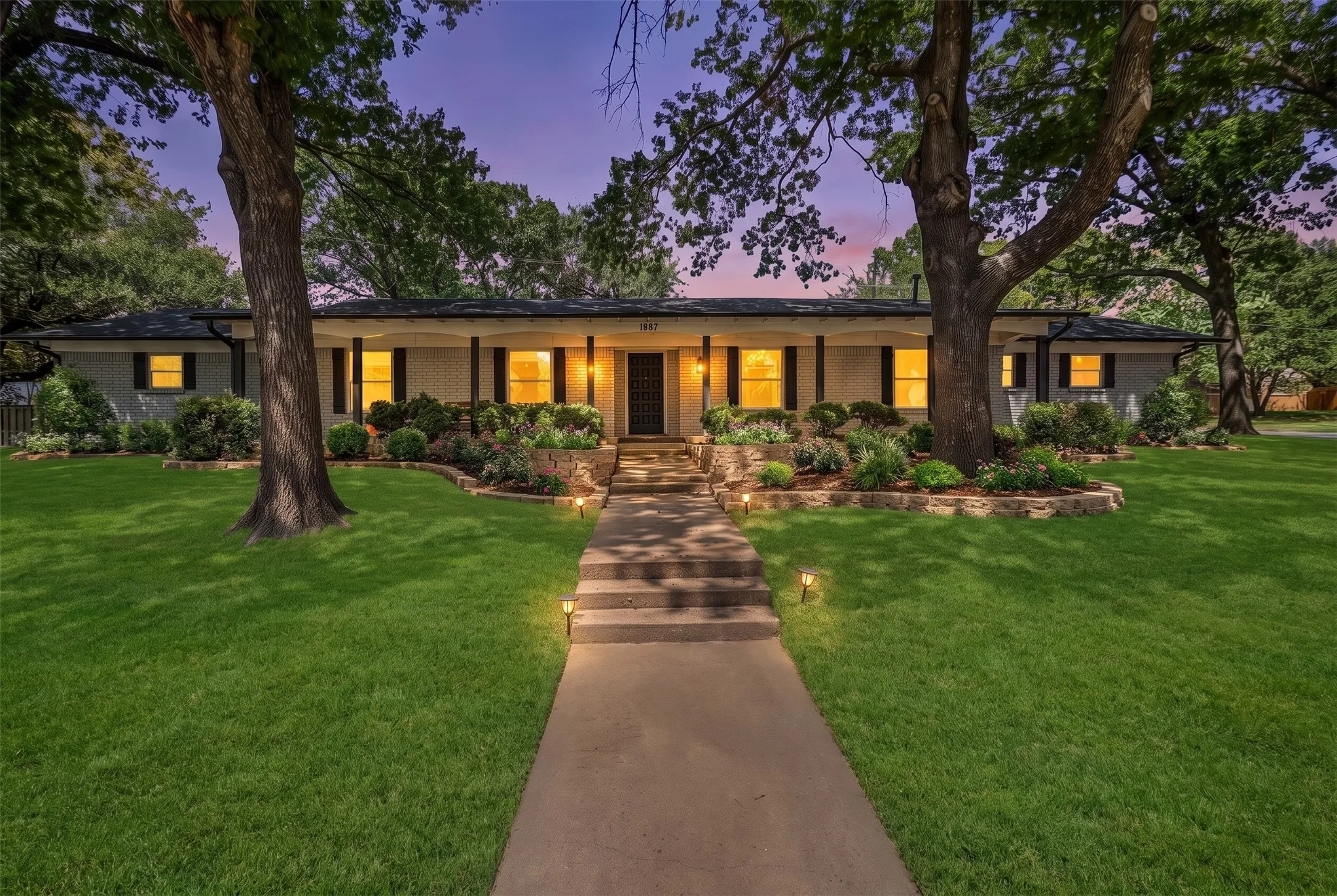 Single Family Residence For Sale in Grayson County , 1507 Greenbrier Drive, Sherman, Texas 75092, 4 Bedroom, 3 Bathroom, 2 Garage spaces, 2,880 Sqft, built in 1968, mls#21357861, Real Estate Agent in Sherman, Homes For Sale in Grayson county, Homes For Sale in Sherman, Realtor in Sherman Texas, Real Estate Brokerage Independent Realty Texas, Luminita Cordes Realtor