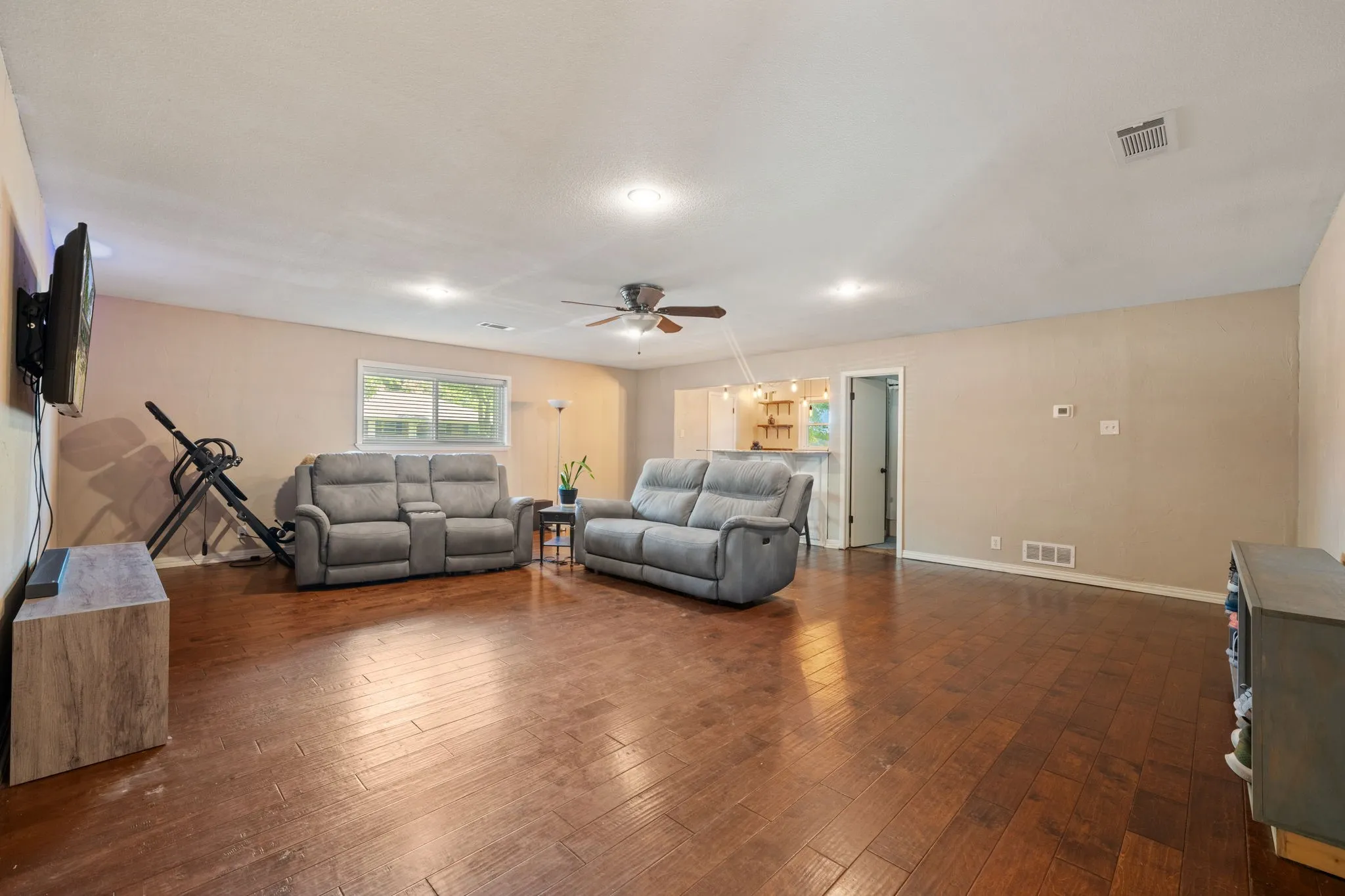 Single Family Residence For Sale in Grayson County , 1507 Greenbrier Drive, Sherman, Texas 75092, 4 Bedroom, 3 Bathroom, 2 Garage spaces, 2,880 Sqft, built in 1968, mls#21357861, Real Estate Agent in Sherman, Homes For Sale in Grayson county, Homes For Sale in Sherman, Realtor in Sherman Texas, Real Estate Brokerage Independent Realty Texas, Luminita Cordes Realtor