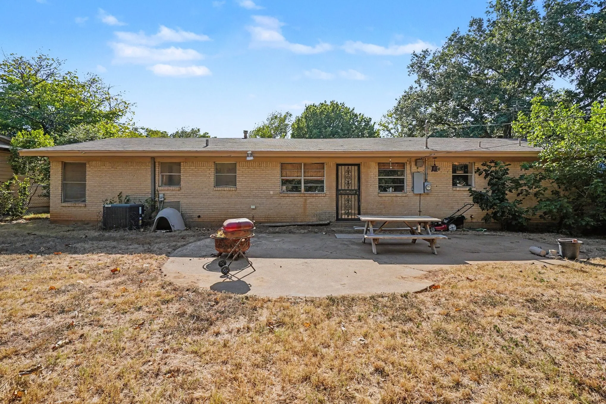 Single Family Residence For Sale in Tarrant County , 1553 Montclair Drive, Fort Worth, Texas 76103, 2 Bedroom, 2 Bathroom, 2 Garage spaces, 1,521 Sqft, built in 1960, Price $259,000, mls#21356831, Real Estate Agent in Fort Worth, Homes For Sale in Tarrant county, Homes For Sale in Fort Worth, Realtor in Fort Worth Texas, Real Estate Brokerage Independent Realty Texas, Luminita Cordes Realtor