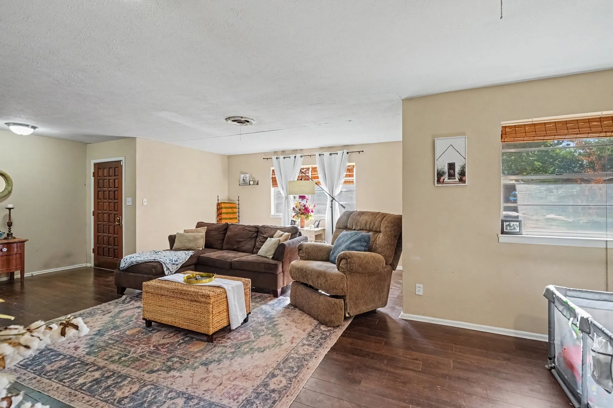 Single Family Residence For Sale in Tarrant County , 1553 Montclair Drive, Fort Worth, Texas 76103, 2 Bedroom, 2 Bathroom, 2 Garage spaces, 1,521 Sqft, built in 1960, Price $259,000, mls#21356831, Real Estate Agent in Fort Worth, Homes For Sale in Tarrant county, Homes For Sale in Fort Worth, Realtor in Fort Worth Texas, Real Estate Brokerage Independent Realty Texas, Luminita Cordes Realtor