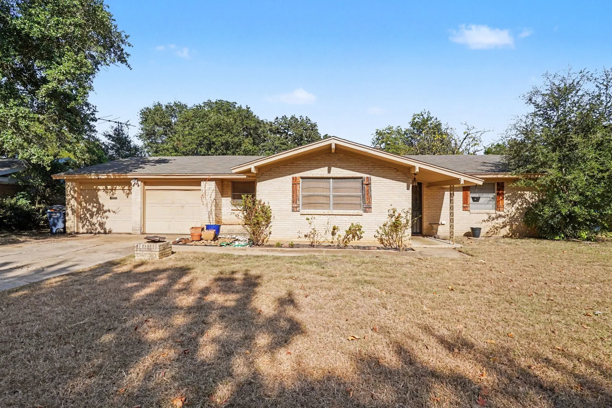 Single Family Residence For Sale in Tarrant County , 1553 Montclair Drive, Fort Worth, Texas 76103, 2 Bedroom, 2 Bathroom, 2 Garage spaces, 1,521 Sqft, built in 1960, Price $259,000, mls#21356831, Real Estate Agent in Fort Worth, Homes For Sale in Tarrant county, Homes For Sale in Fort Worth, Realtor in Fort Worth Texas, Real Estate Brokerage Independent Realty Texas, Luminita Cordes Realtor