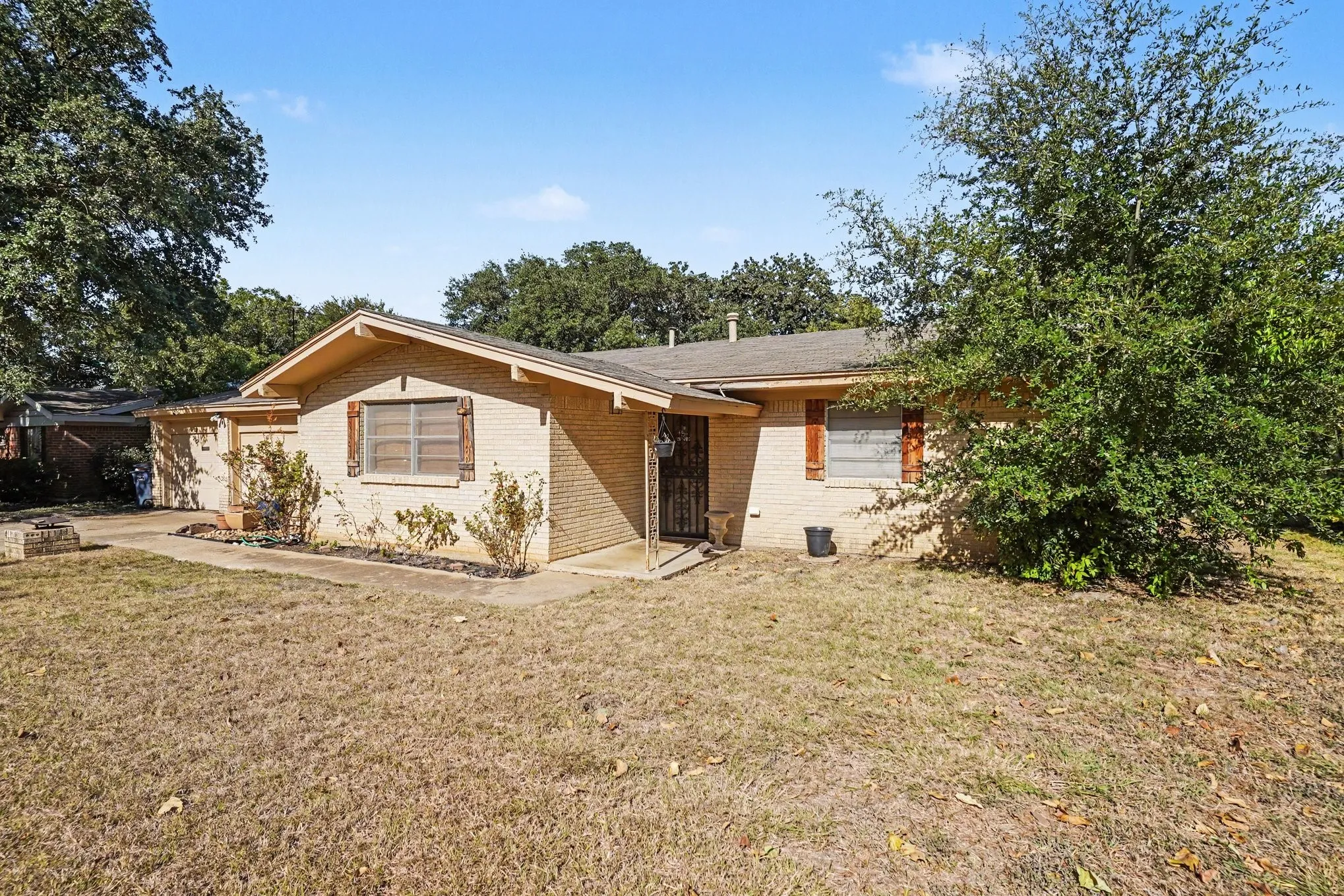 Single Family Residence For Sale in Tarrant County , 1553 Montclair Drive, Fort Worth, Texas 76103, 2 Bedroom, 2 Bathroom, 2 Garage spaces, 1,521 Sqft, built in 1960, Price $259,000, mls#21356831, Real Estate Agent in Fort Worth, Homes For Sale in Tarrant county, Homes For Sale in Fort Worth, Realtor in Fort Worth Texas, Real Estate Brokerage Independent Realty Texas, Luminita Cordes Realtor