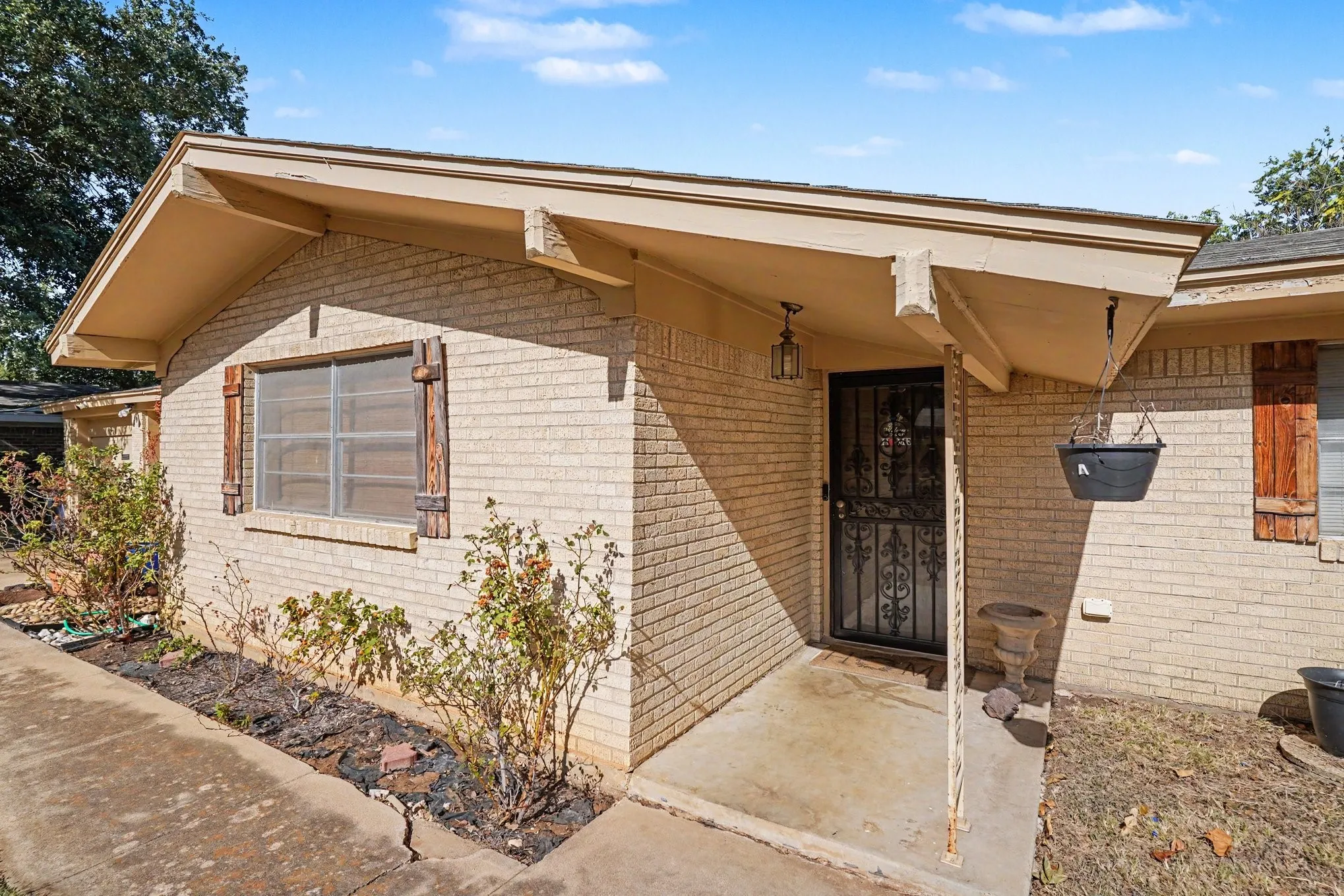 Single Family Residence For Sale in Tarrant County , 1553 Montclair Drive, Fort Worth, Texas 76103, 2 Bedroom, 2 Bathroom, 2 Garage spaces, 1,521 Sqft, built in 1960, Price $259,000, mls#21356831, Real Estate Agent in Fort Worth, Homes For Sale in Tarrant county, Homes For Sale in Fort Worth, Realtor in Fort Worth Texas, Real Estate Brokerage Independent Realty Texas, Luminita Cordes Realtor