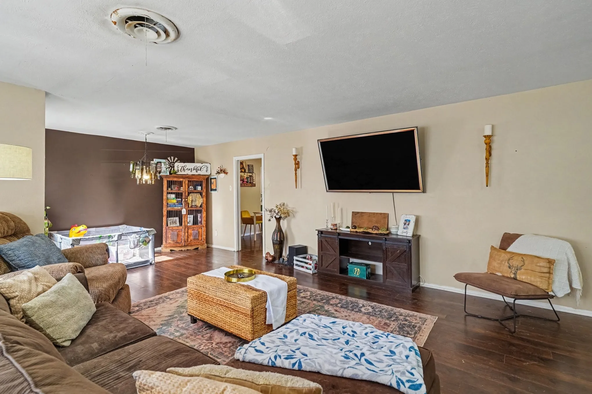 Single Family Residence For Sale in Tarrant County , 1553 Montclair Drive, Fort Worth, Texas 76103, 2 Bedroom, 2 Bathroom, 2 Garage spaces, 1,521 Sqft, built in 1960, Price $259,000, mls#21356831, Real Estate Agent in Fort Worth, Homes For Sale in Tarrant county, Homes For Sale in Fort Worth, Realtor in Fort Worth Texas, Real Estate Brokerage Independent Realty Texas, Luminita Cordes Realtor