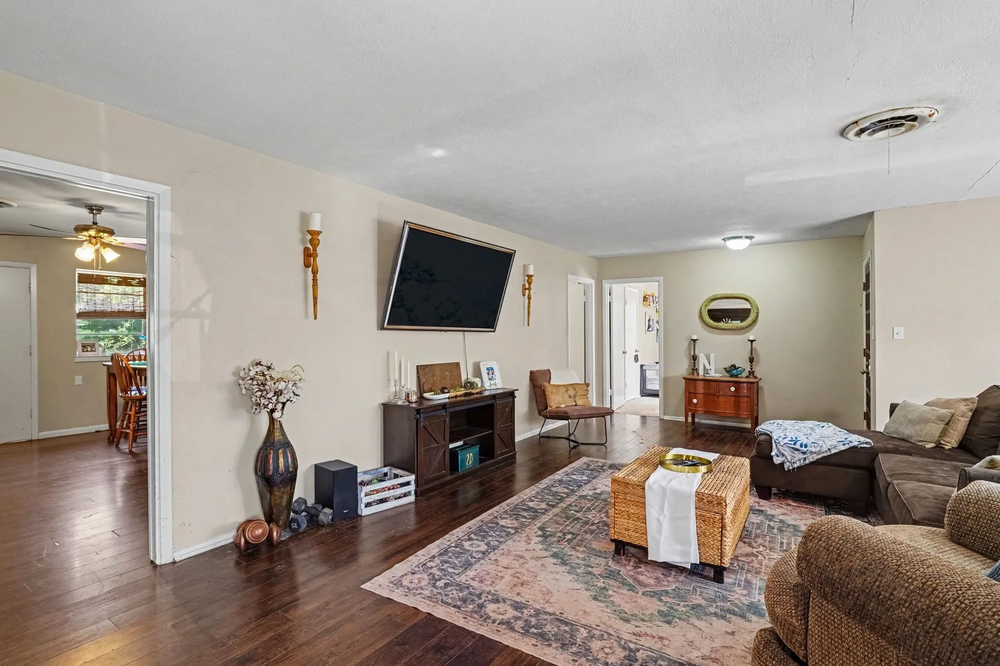 Single Family Residence For Sale in Tarrant County , 1553 Montclair Drive, Fort Worth, Texas 76103, 2 Bedroom, 2 Bathroom, 2 Garage spaces, 1,521 Sqft, built in 1960, Price $259,000, mls#21356831, Real Estate Agent in Fort Worth, Homes For Sale in Tarrant county, Homes For Sale in Fort Worth, Realtor in Fort Worth Texas, Real Estate Brokerage Independent Realty Texas, Luminita Cordes Realtor